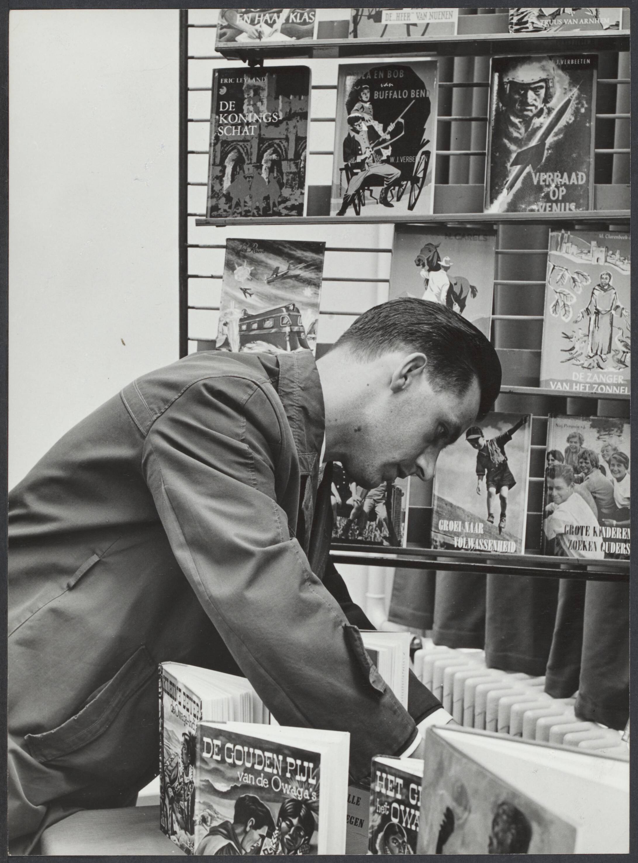Spaarnestad, winstdeling, personeelsbibliotheek - Nederland — Serie: Personeelsbibliotheek. "Zou het beste wel voorop liggen? De heer Spook van de afdeling hoofboekhouding meent kennelijk van niet — Foto: Boer, F. de / Spaarnestad Photo (05887). Licentie: Set B: Rechtenvrij / Publiek Domein. Bron: Nationaal Archief. http://hdl.handle.net/10648/3700e060-2ca3-5c6e-7832-5b2c3716f834