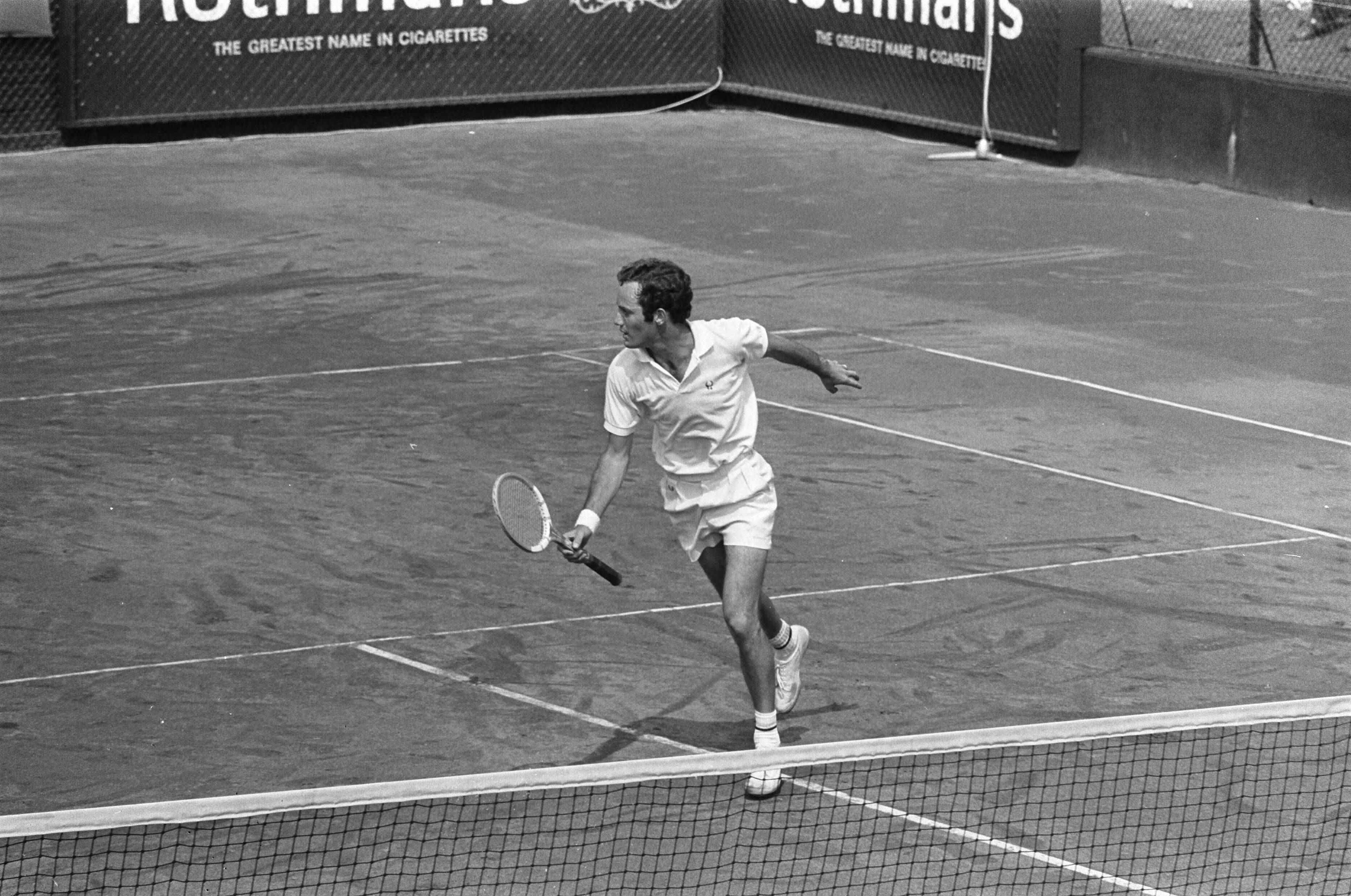Fotocollectie Anefo — Internationale tenniskampioenschappen in Hilversum ( t Melkhuisje ); Okker in aktie — Foto: Verhoeff, Bert / Anefo. Licentie: Set B: Rechtenvrij / Publiek Domein. Bron: Nationaal Archief. http://hdl.handle.net/10648/ab9e4e96-d0b4-102d-bcf8-003048976d84