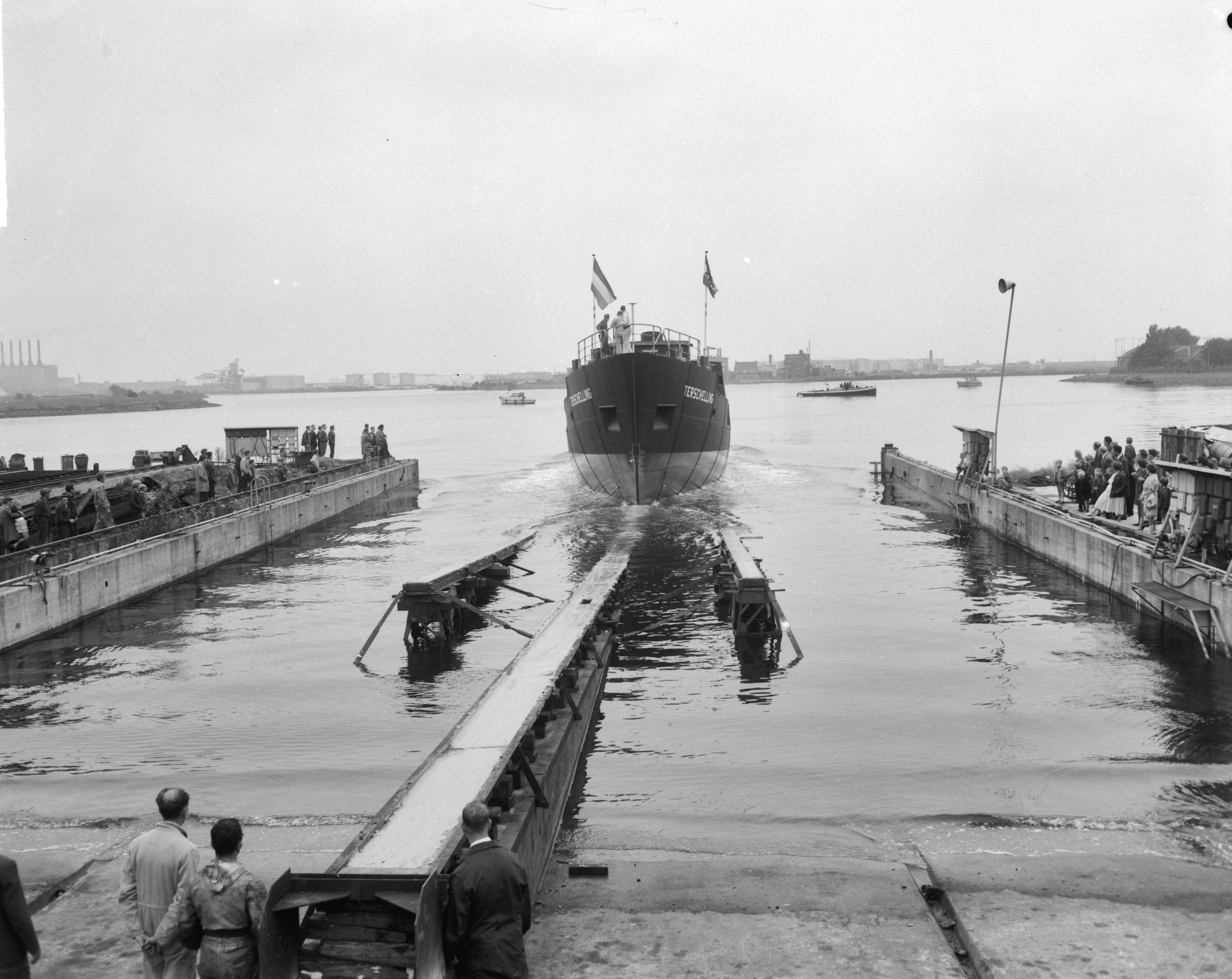 Tewaterlating betonningsvaartuig "Terschelling" — Tewaterlating betonningsvaartuig "Terschelling" op de scheepswerf Achtersluispolder van de Zaanlandse Scheepsbouw Maatschappij (Z.S.M.) — Foto: Bilsen, Joop van / Anefo. Licentie: Set B: Rechtenvrij / Publiek Domein. Bron: Nationaal Archief. http://hdl.handle.net/10648/aa467e92-d0b4-102d-bcf8-003048976d84
