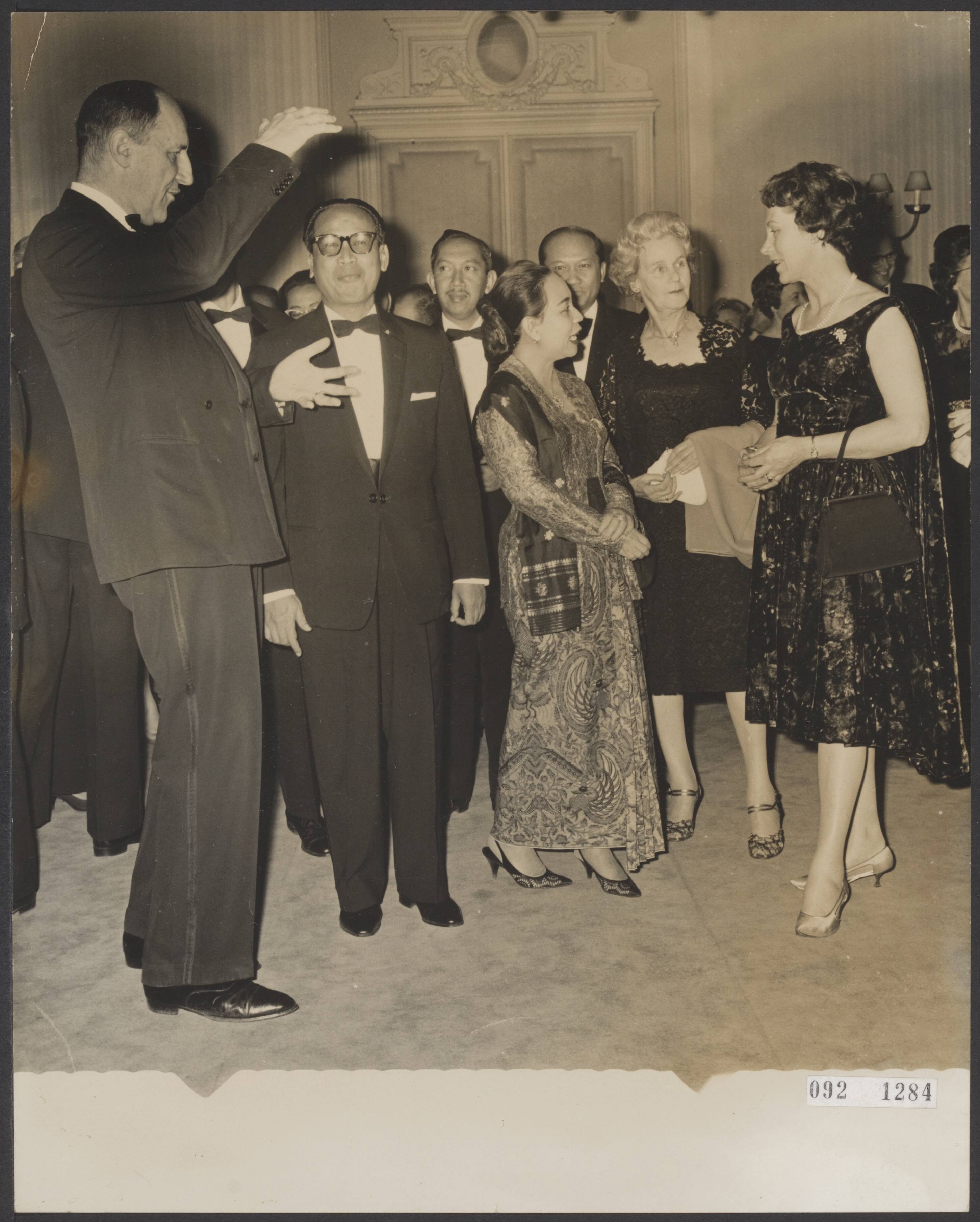 Fotocollectie Elsevier Binnenland — Minister Luns heeft zijn Indonesische ambtgenoot dr. Soebandrio een diner aangeboden in het Kurhaus te Scheveningen. Vlnr. mr. Luns, dr. Soebandrio, mevr. Soebandrio, mevr. Jonkman en mevr. Lunss — Foto: Pot, Harry / Anefo. Licentie: Set B: Rechtenvrij / Publiek Domein. Bron: Nationaal Archief. http://hdl.handle.net/10648/ae268d04-d0b4-102d-bcf8-003048976d84