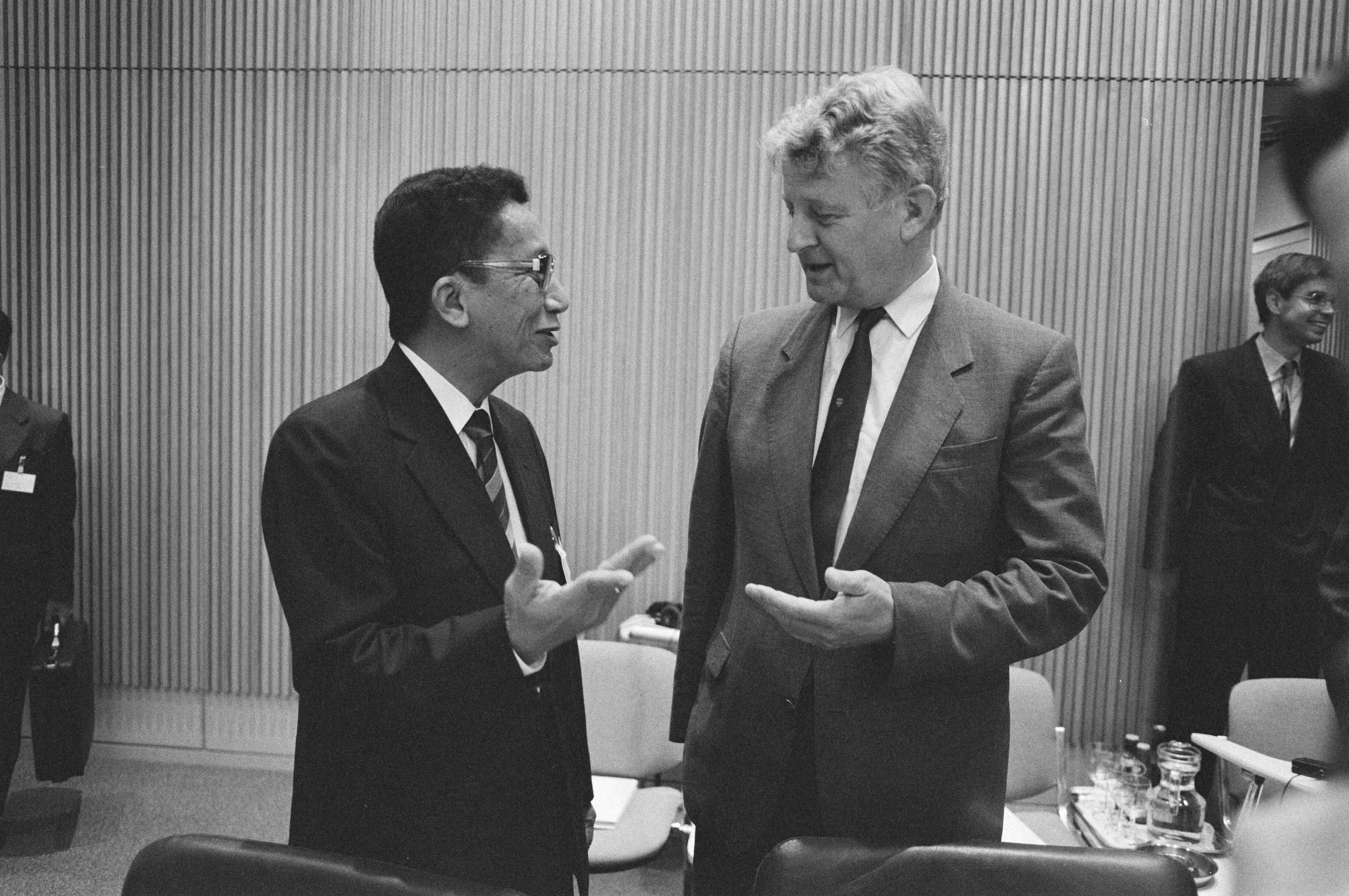 Fotocollectie Anefo — IGGI (Inter Governmental Group of Indonesia)-conferentie in Den Haag; minister Bukman met minister Saleh Afitt, leider van de Indonesische delegatie — Foto: Bogaerts, Rob / Anefo. Licentie: Set B: Rechtenvrij / Publiek Domein. Bron: Nationaal Archief. http://hdl.handle.net/10648/ad7357f2-d0b4-102d-bcf8-003048976d84