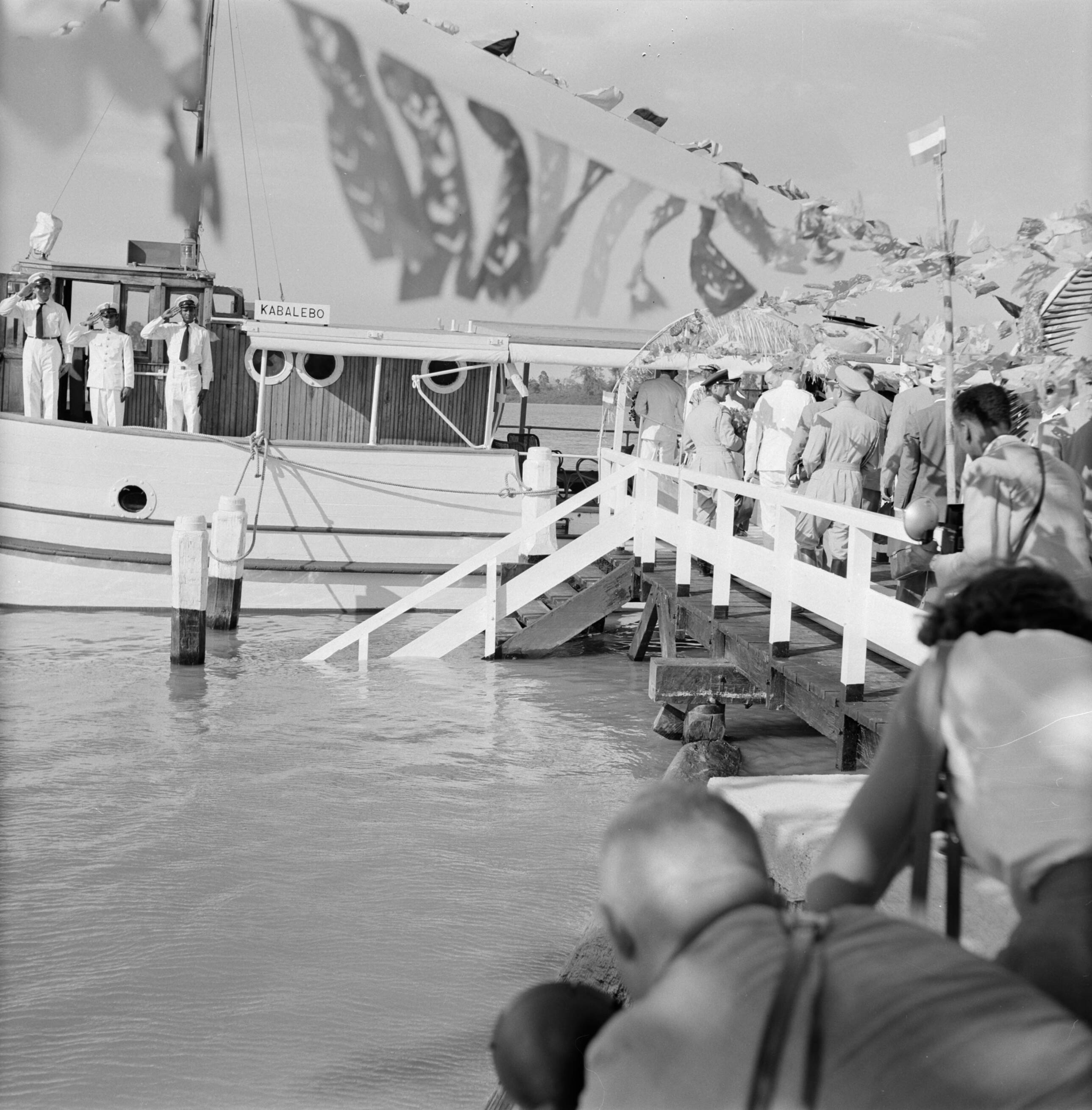 Nederlandse Antillen en Suriname ten tijde van het koninklijk bezoek van koningin Juliana en prins Bernhard in 1955 — Het koninklijk gezelschap gaat bij Domburg aan boord van de Kabalebo — Foto: Poll, Willem van de. Licentie: Set B: Rechtenvrij / Publiek Domein. Bron: Nationaal Archief. http://hdl.handle.net/10648/aeb26112-d0b4-102d-bcf8-003048976d84