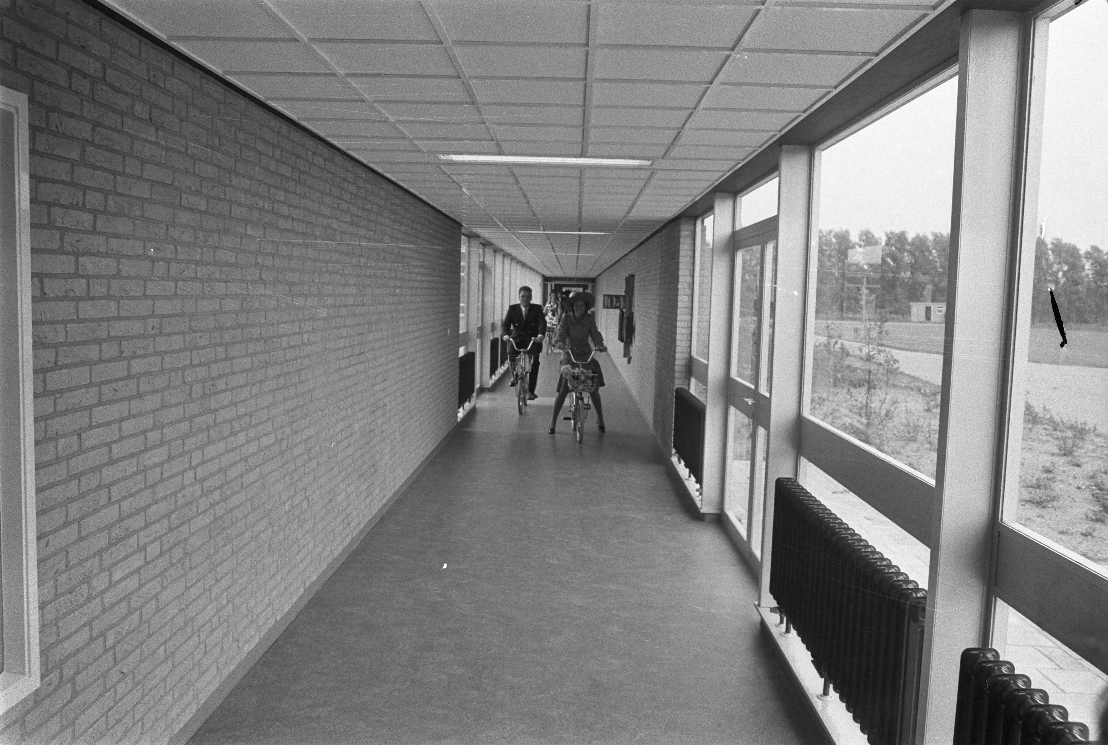 Fotocollectie Anefo — Prinses Beatrix opent ziekenhuiscomplex Triotel Leeuwarden Prinses Beatrix fietst door gang, met naast haar geneesheer-directeur Pieter Bonnema — Foto: Verhoeff, Bert / Anefo. Licentie: Set B: Rechtenvrij / Publiek Domein. Bron: Nationaal Archief. http://hdl.handle.net/10648/abc96086-d0b4-102d-bcf8-003048976d84
