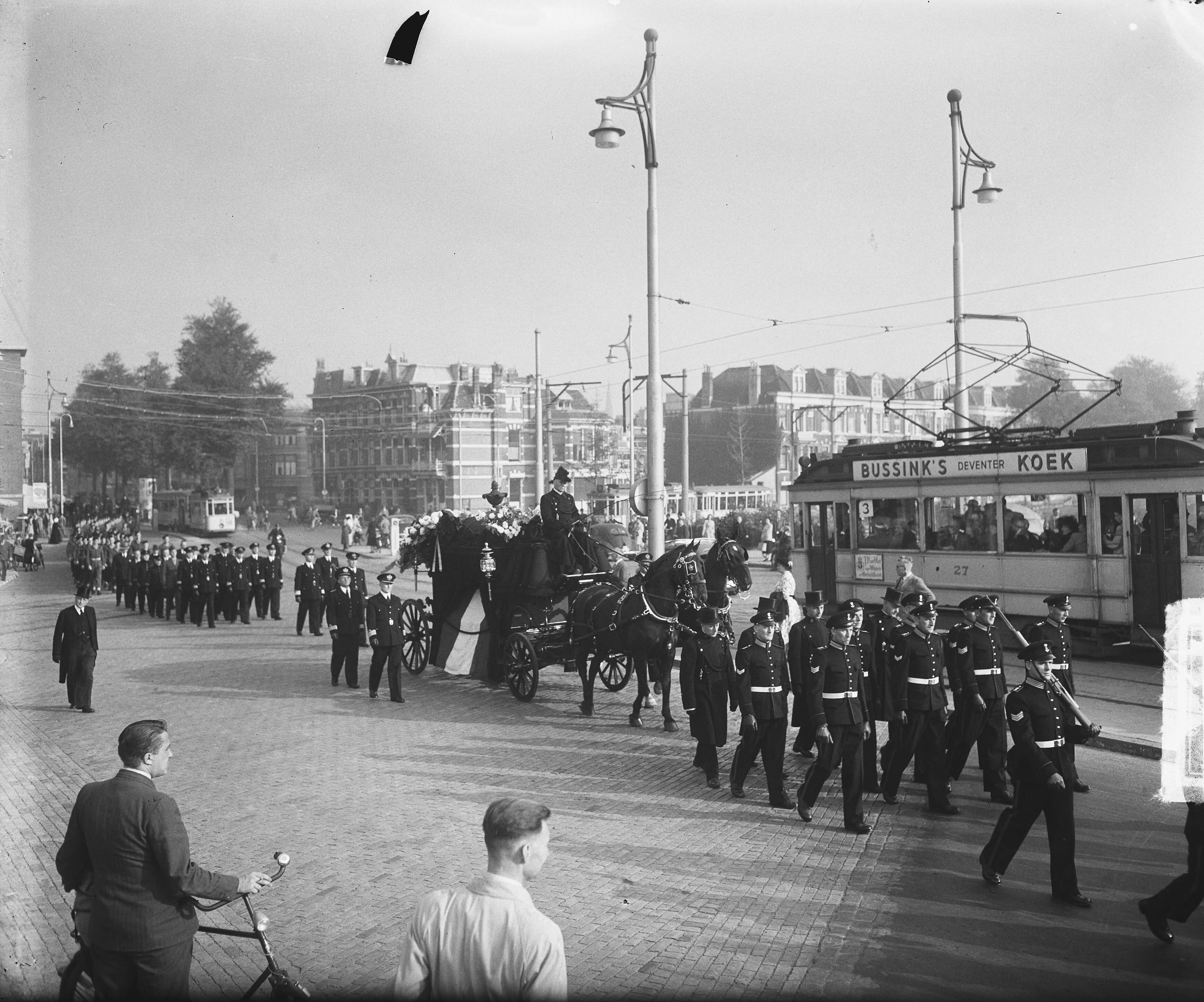 Begrafenis kolonel Strijns in Den Haag (oorsrpronkelijke titel) — Begrafenis van kolonel der Mariniers V.F.M. IJssel de Schepper te Den Haag — Foto: Merk, Ben / Anefo. Licentie: Set B: Rechtenvrij / Publiek Domein. Bron: Nationaal Archief. http://hdl.handle.net/10648/a8cfb182-d0b4-102d-bcf8-003048976d84