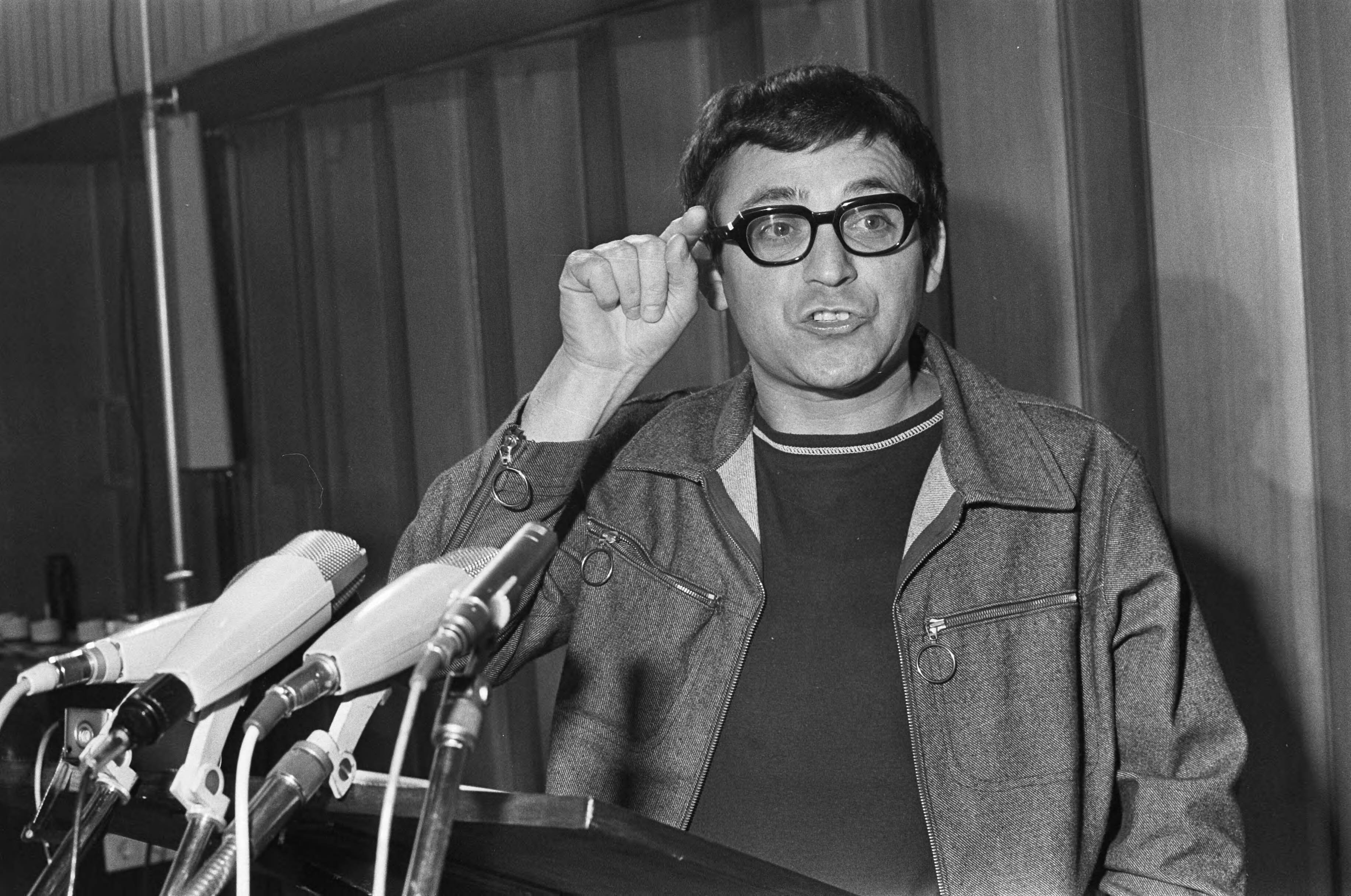 Fotocollectie Anefo — PvdA-partijraad bijeen te Utrecht, Pelle Mug (voorzitter gewest Amsterdam) spreekt — Foto: Mieremet, Rob / Anefo. Licentie: Set B: Rechtenvrij / Publiek Domein. Bron: Nationaal Archief. http://hdl.handle.net/10648/ac236ca2-d0b4-102d-bcf8-003048976d84