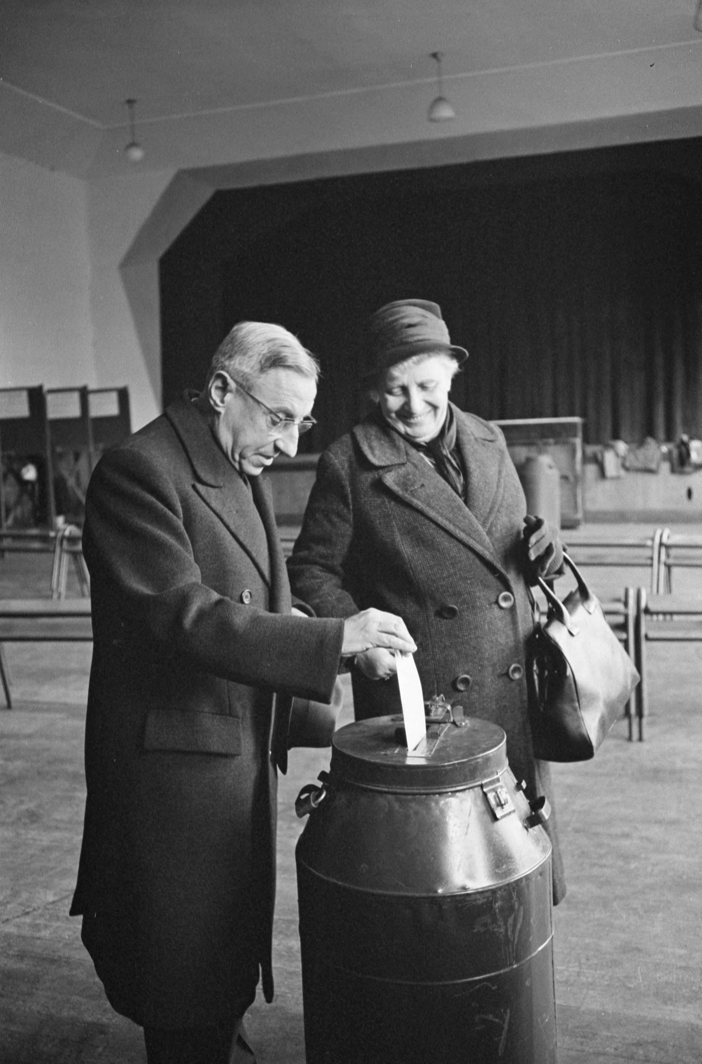 Fotocollectie Anefo — Provinciale Statenverkiezingen. Minister-president prof. dr. J.E. de Quay stemt in Den Haag — Foto: Pot, Harry / Anefo. Licentie: Set B: Rechtenvrij / Publiek Domein. Bron: Nationaal Archief. http://hdl.handle.net/10648/a9ff79b6-d0b4-102d-bcf8-003048976d84