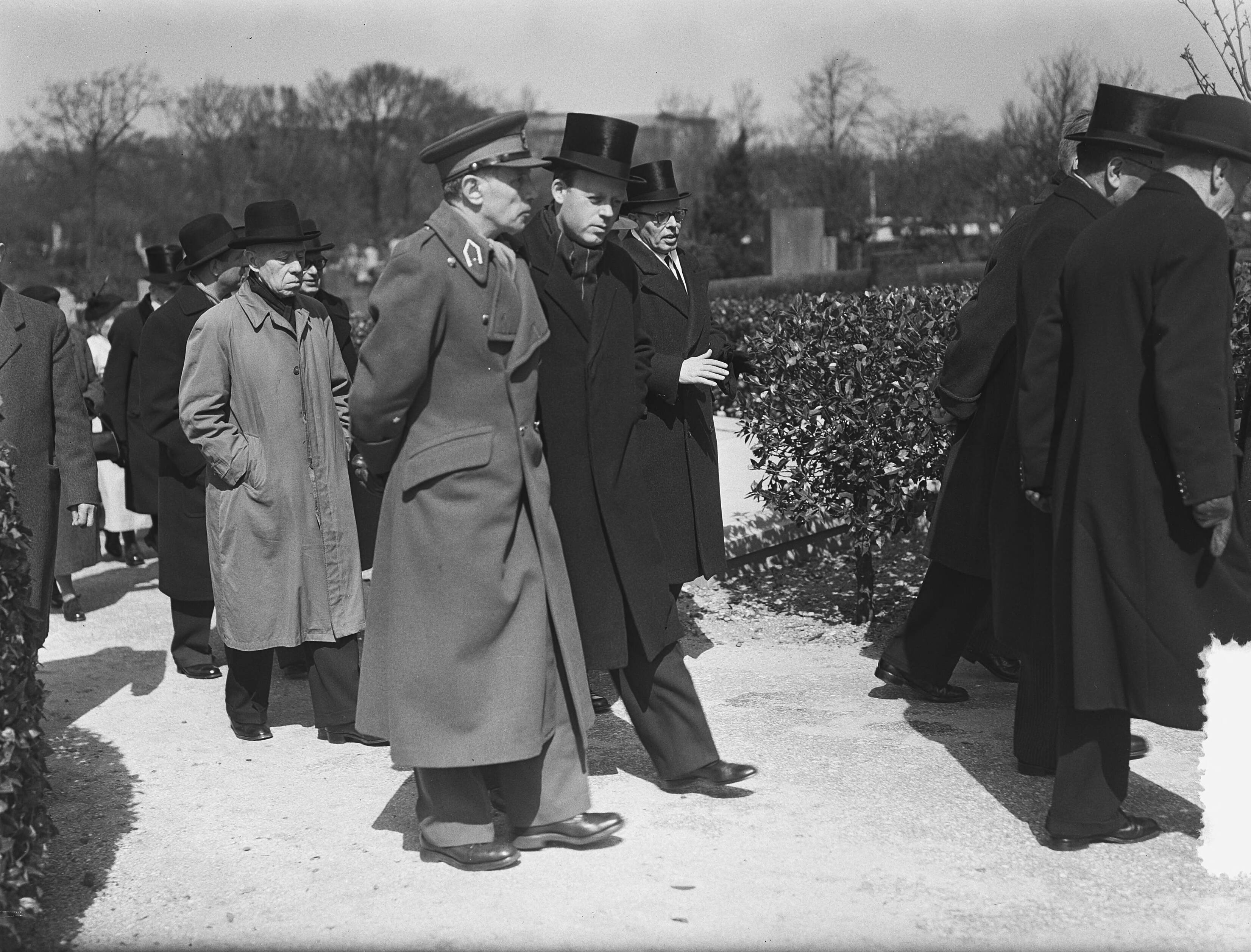 Begrafenis Pim Mulier in Den Haag — Foto: Bilsen, Joop van / Anefo. — Licentie: Set B: Rechtenvrij / Publiek Domein. Bron: Nationaal Archief. http://hdl.handle.net/10648/a9200d8a-d0b4-102d-bcf8-003048976d84