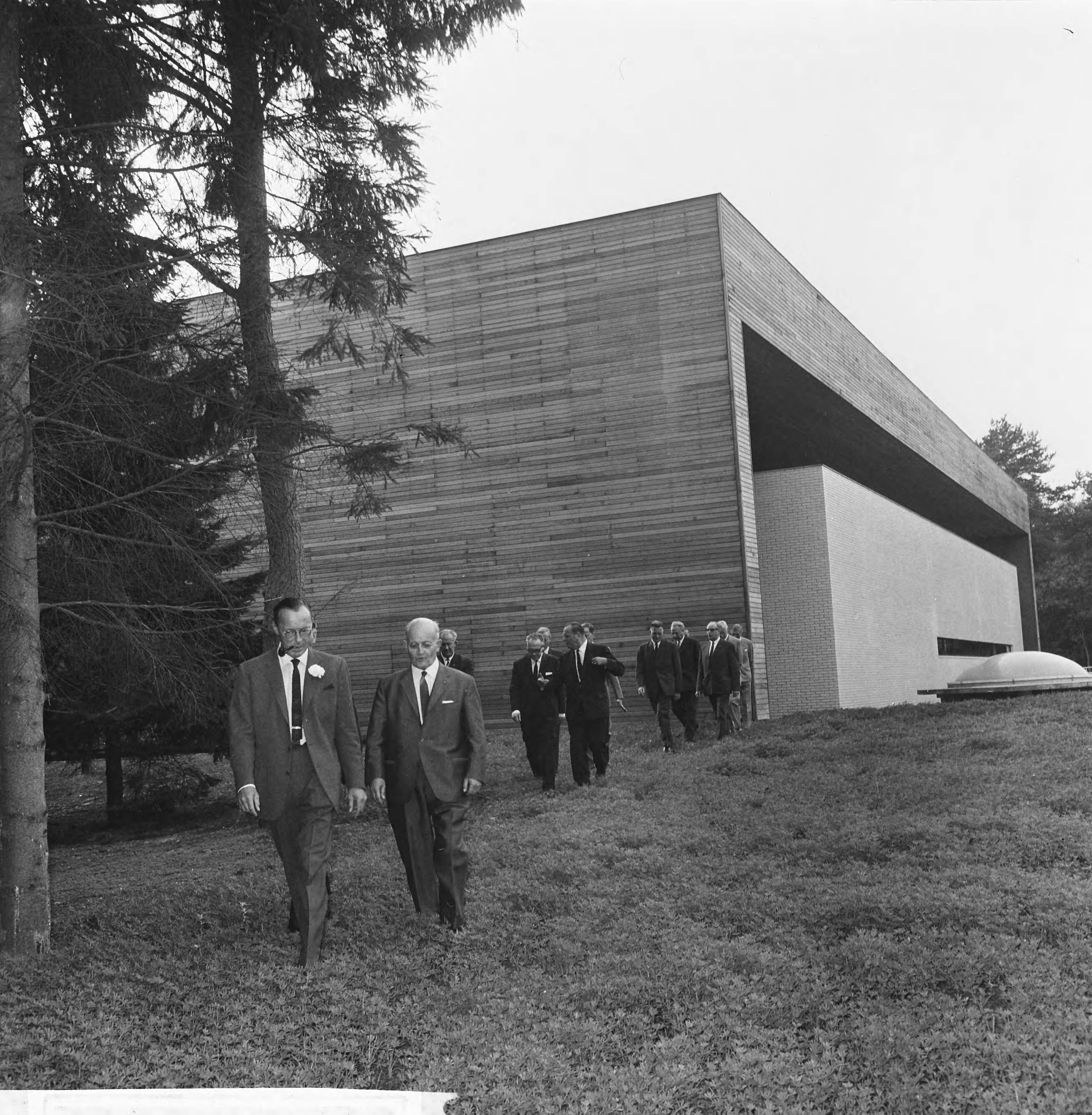 Fotocollectie Anefo — Opening KNVB-sportcentrum te Zeist door prins Bernhard, prins Bernhard en KNVB voorzitter Toon Schröder verlaten een der gebouwen van centrum (de sporthal) — Foto: Nijs, Jac. de / Anefo. Licentie: Set B: Rechtenvrij / Publiek Domein. Bron: Nationaal Archief. http://hdl.handle.net/10648/aac0b7a2-d0b4-102d-bcf8-003048976d84