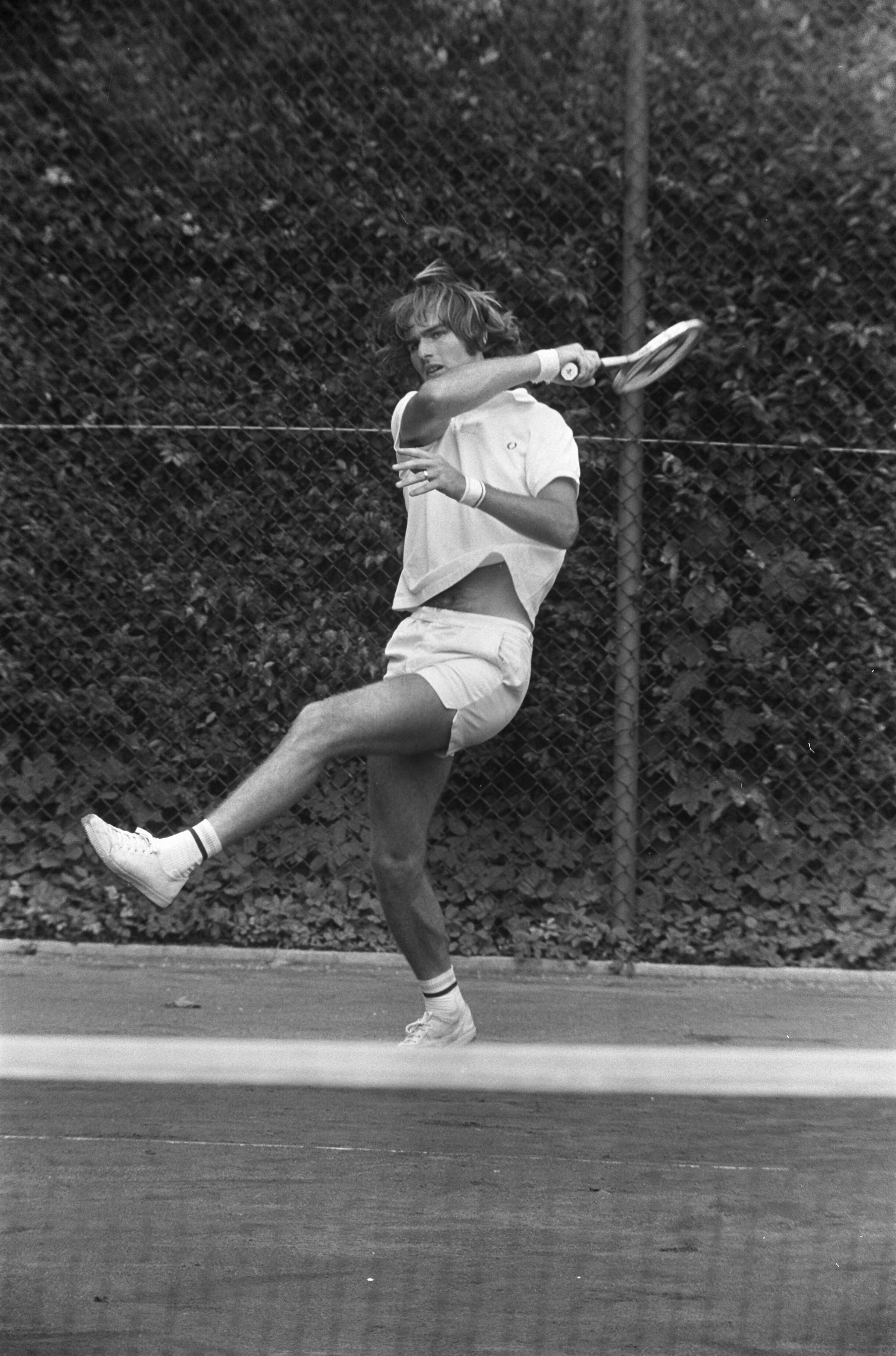 Fotocollectie Anefo — Internationaal tennistoernooi Melkhuisje te Hilversum, Fred Hemmes in aktie — Foto: Verhoeff, Bert / Anefo. Licentie: Set B: Rechtenvrij / Publiek Domein. Bron: Nationaal Archief. http://hdl.handle.net/10648/ac31bf6e-d0b4-102d-bcf8-003048976d84