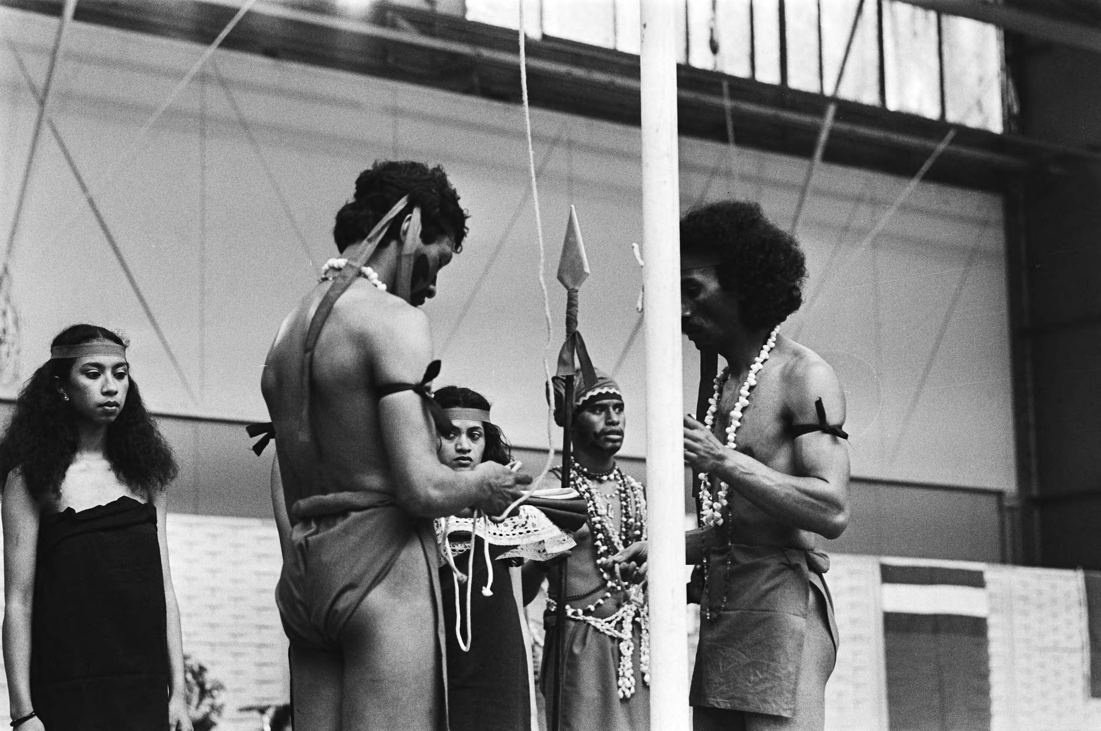 Fotocollectie Anefo — Herdenking van uitroepen van Republiek der Zuid-Molukken Houtrusthallen in Den Haag , de ceremonie tijdens het hijsen van de RMS-vlag — Foto: Bogaerts, Rob / Anefo. Licentie: Set B: Rechtenvrij / Publiek Domein. Bron: Nationaal Archief. http://hdl.handle.net/10648/acfa3ac0-d0b4-102d-bcf8-003048976d84