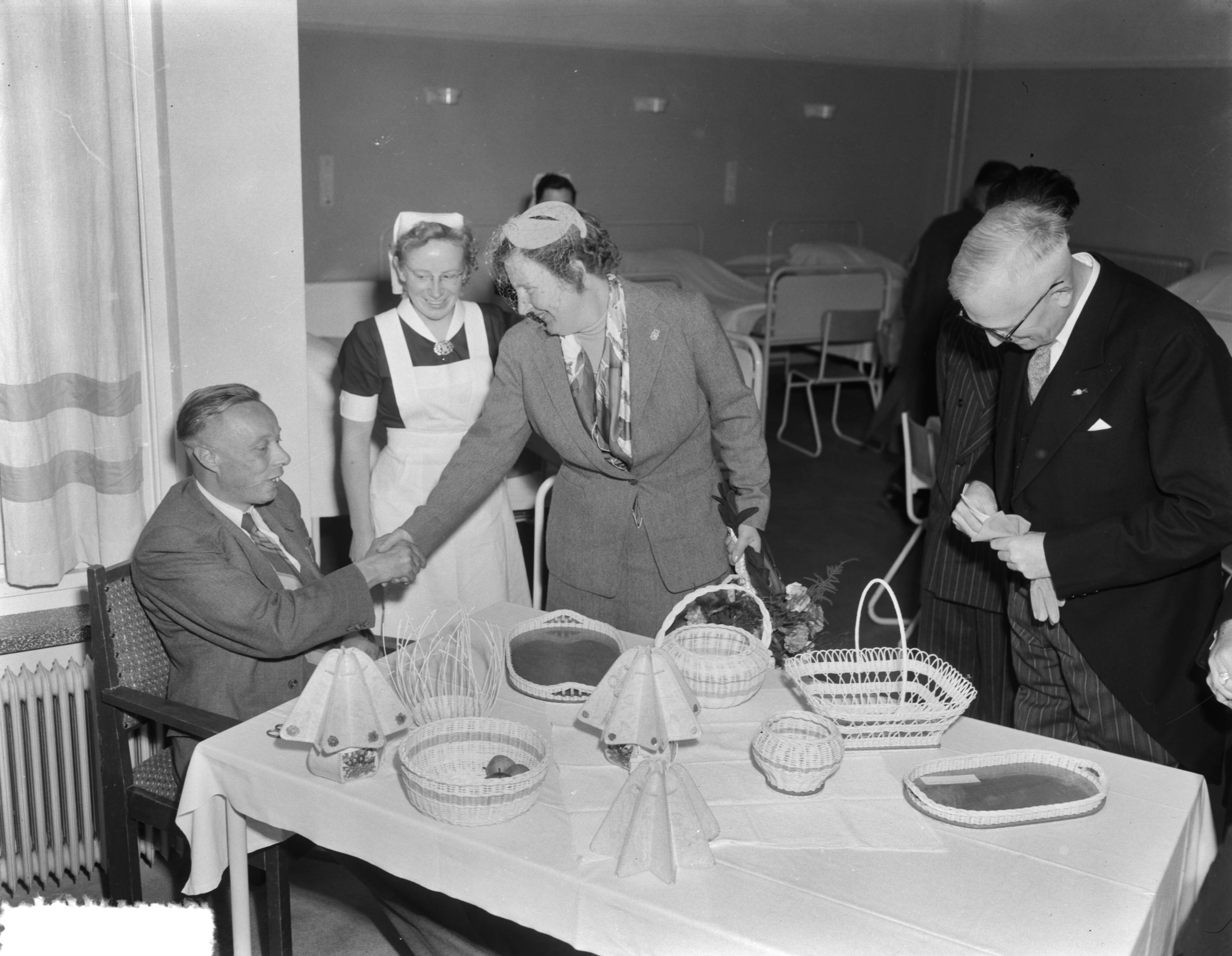 Koningin Juliana verricht de opening van de uitbreiding van het verpleeghuis Der Boede — Koningin Juliana op Duiveland, Het verpleeghuis Der Boede in Koudekerke, Koningin Juliana maakt kennis met een bewoner — Foto: Duinen, G.W. van / Anefo. Licentie: Set B: Rechtenvrij / Publiek Domein. Bron: Nationaal Archief. http://hdl.handle.net/10648/a9143cee-d0b4-102d-bcf8-003048976d84