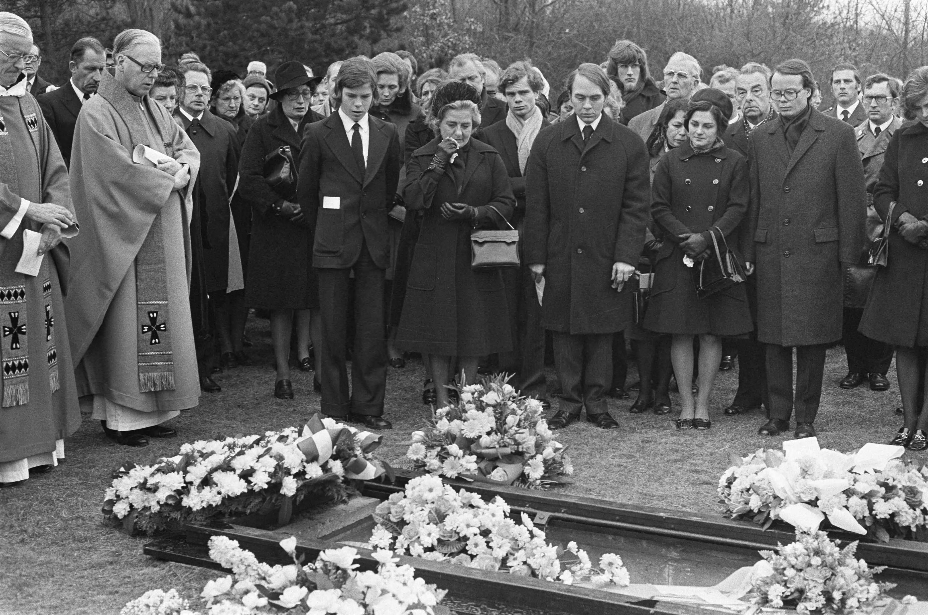 Fotocollectie Anefo — Burgemeester Marijnen van Den Haag begraven; familie Marijnen bij het graf (met zakdoek mevrouw Marijnen) — Foto: Peters, Hans / Anefo. Licentie: Set B: Rechtenvrij / Publiek Domein. Bron: Nationaal Archief. http://hdl.handle.net/10648/ac65fd60-d0b4-102d-bcf8-003048976d84