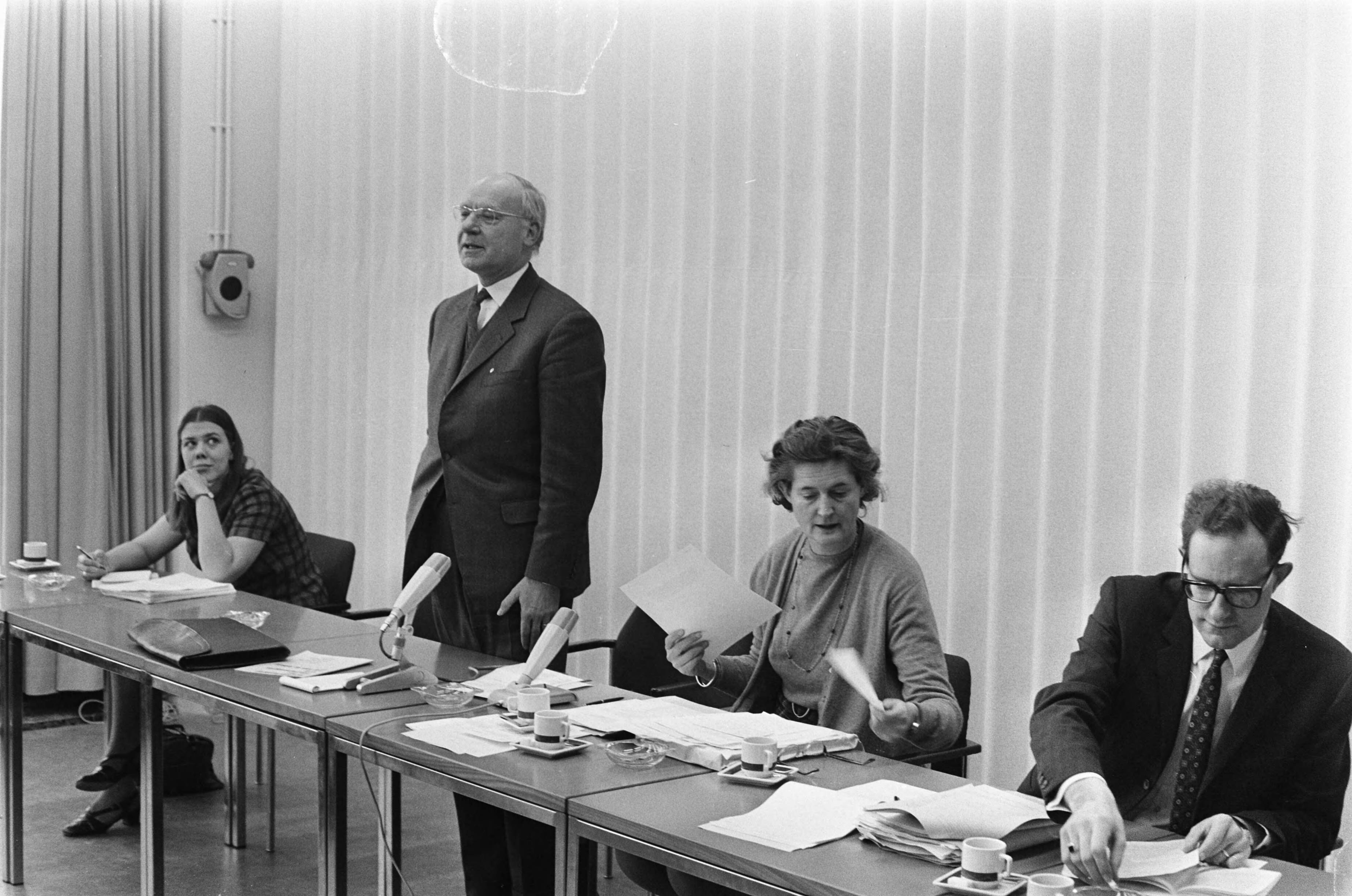 Fotocollectie Anefo — Burgemeester en Commissaris van de Koningin hielden vergadering over de "gekozen burgemeester en commissaris der koningin" te Utrecht: J. Klaasesz, W. Thomassen (Rotterdam) en A. Vondeling — Foto: Verhoeff, Bert / Anefo. Licentie: Set B: Rechtenvrij / Publiek Domein. Bron: Nationaal Archief. http://hdl.handle.net/10648/ab886d60-d0b4-102d-bcf8-003048976d84