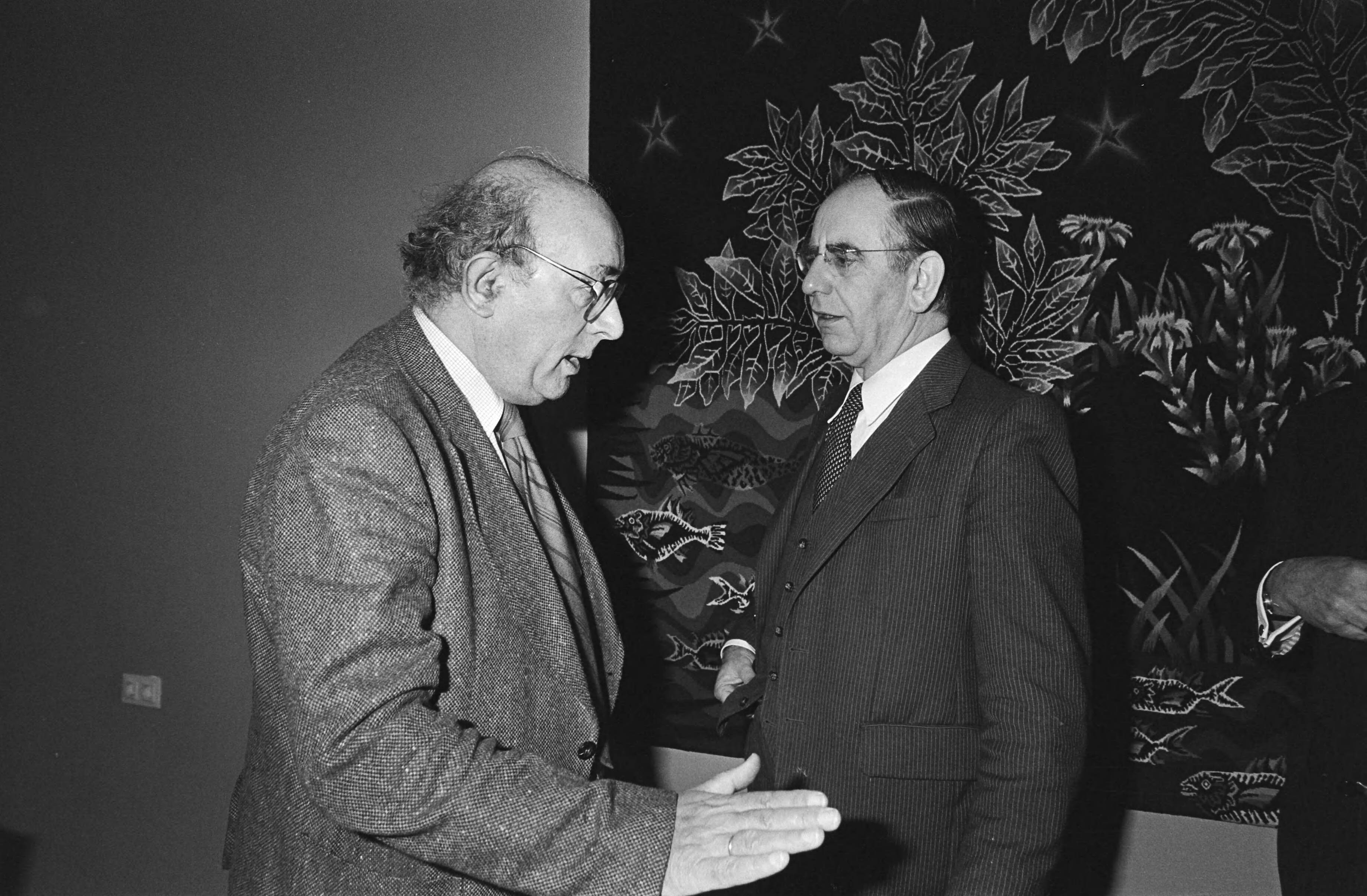 Fotocollectie Anefo — Vergadering in Den Haag van Raad van de Arbeidsmarkt, voorzitter De Pous (r) in gesprek met Ter Horst (lid werknemers) — Foto: Dijk, Hans van / Anefo. Licentie: Set B: Rechtenvrij / Publiek Domein. Bron: Nationaal Archief. http://hdl.handle.net/10648/acf6dc22-d0b4-102d-bcf8-003048976d84