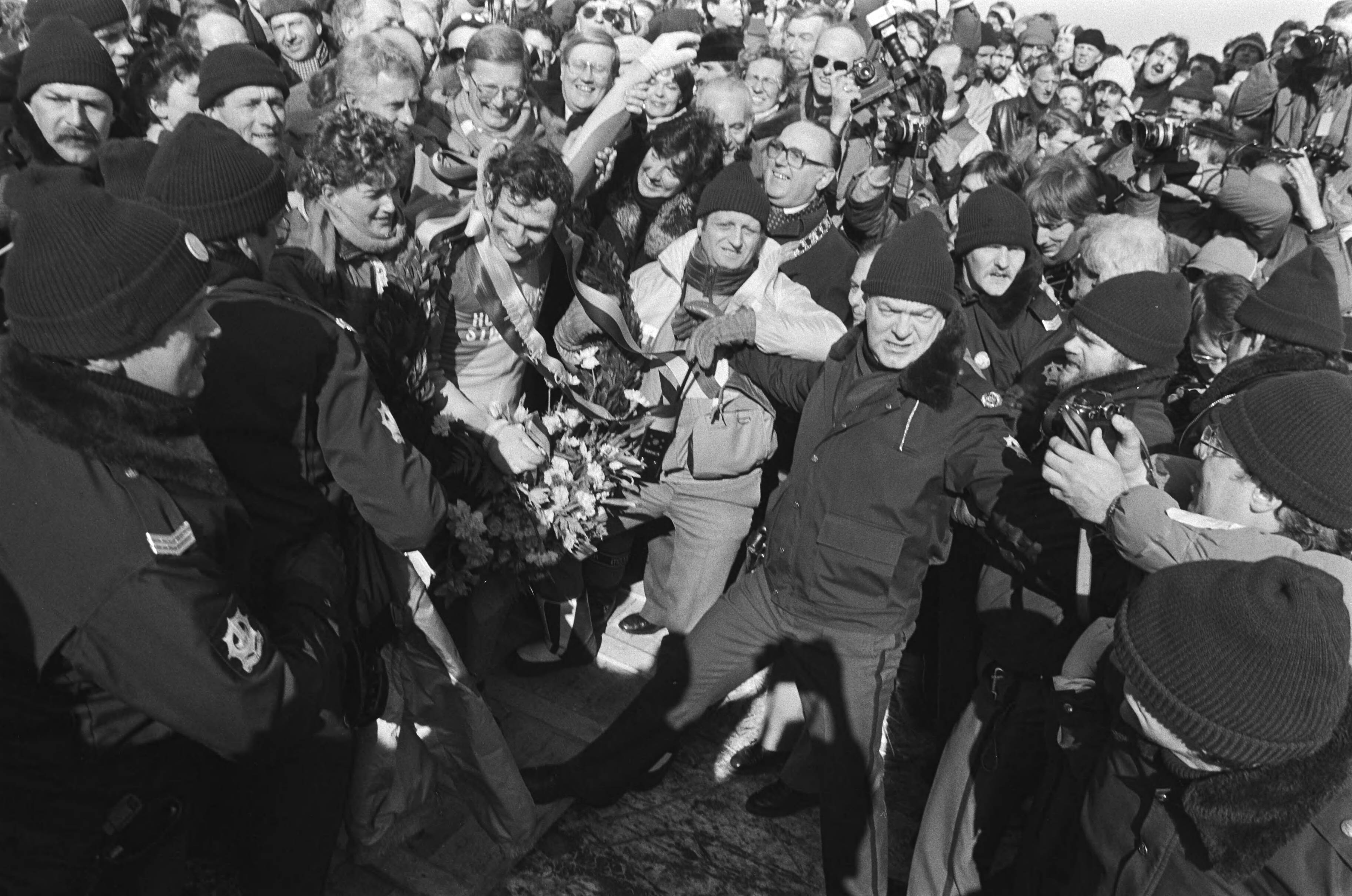 Elfstedentocht 1986 — Winnaar van Benthem met krans en vrouw bij finish; achtergrond: prinses Margriet, mr. Pieter van Vollenhoven, ir. Sipkema, burgemeester te Loo — Foto: Molendijk, Bart / Anefo. Licentie: Set B: Rechtenvrij / Publiek Domein. Bron: Nationaal Archief. http://hdl.handle.net/10648/ad504ce4-d0b4-102d-bcf8-003048976d84