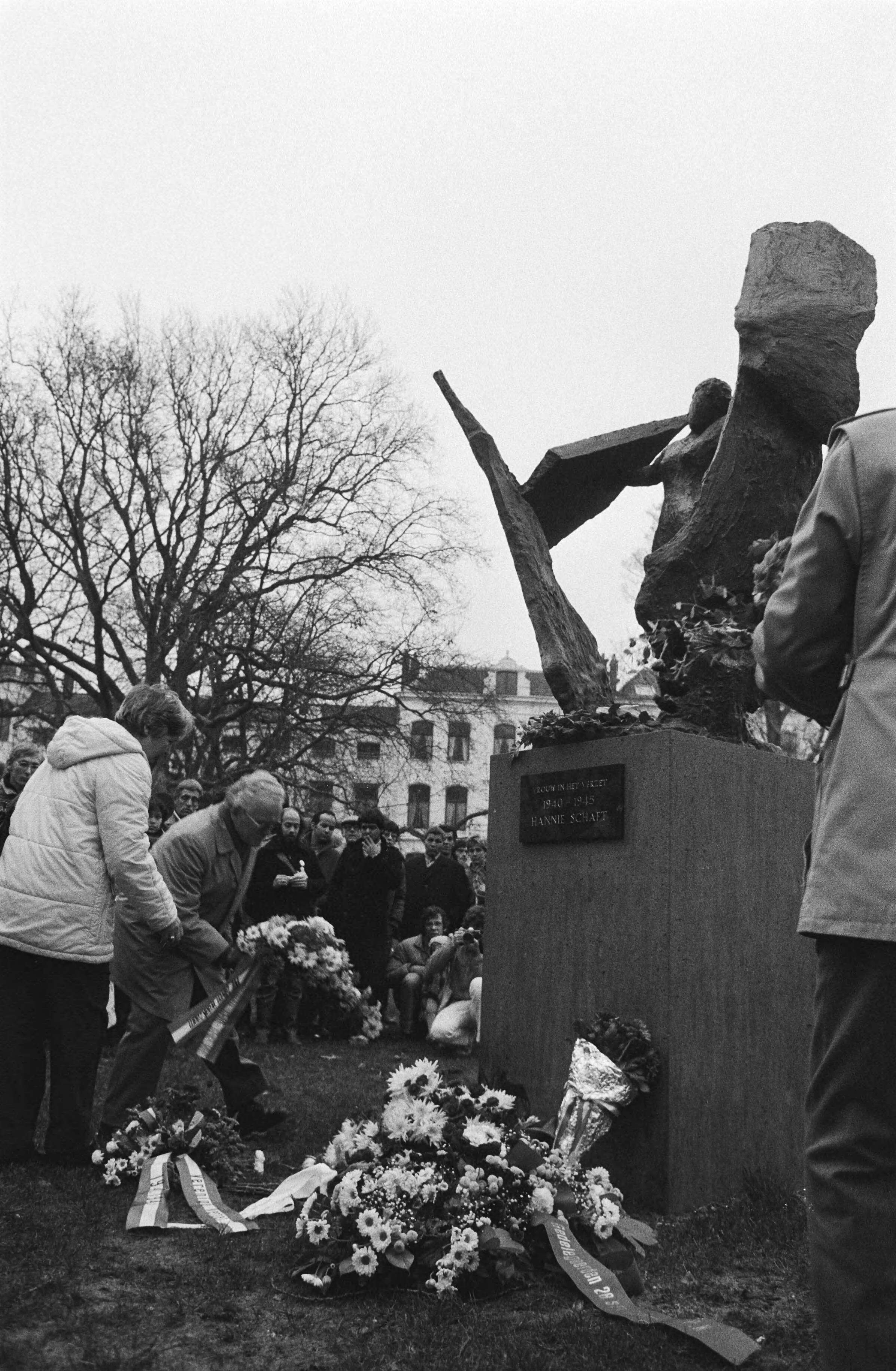 Jaarlijkse herdenking bij het monument van Hannie Schaft in Haarlem — Tweede Wereldoorlog|Haarlem|Noord-Holland|herdenkingen |oorlogsmonumenten |verzetsstrijders |kransleggingen — Foto: Croes, Rob C. / Anefo. Licentie: Set B: Rechtenvrij / Publiek Domein. Bron: Nationaal Archief. http://hdl.handle.net/10648/ad226644-d0b4-102d-bcf8-003048976d84