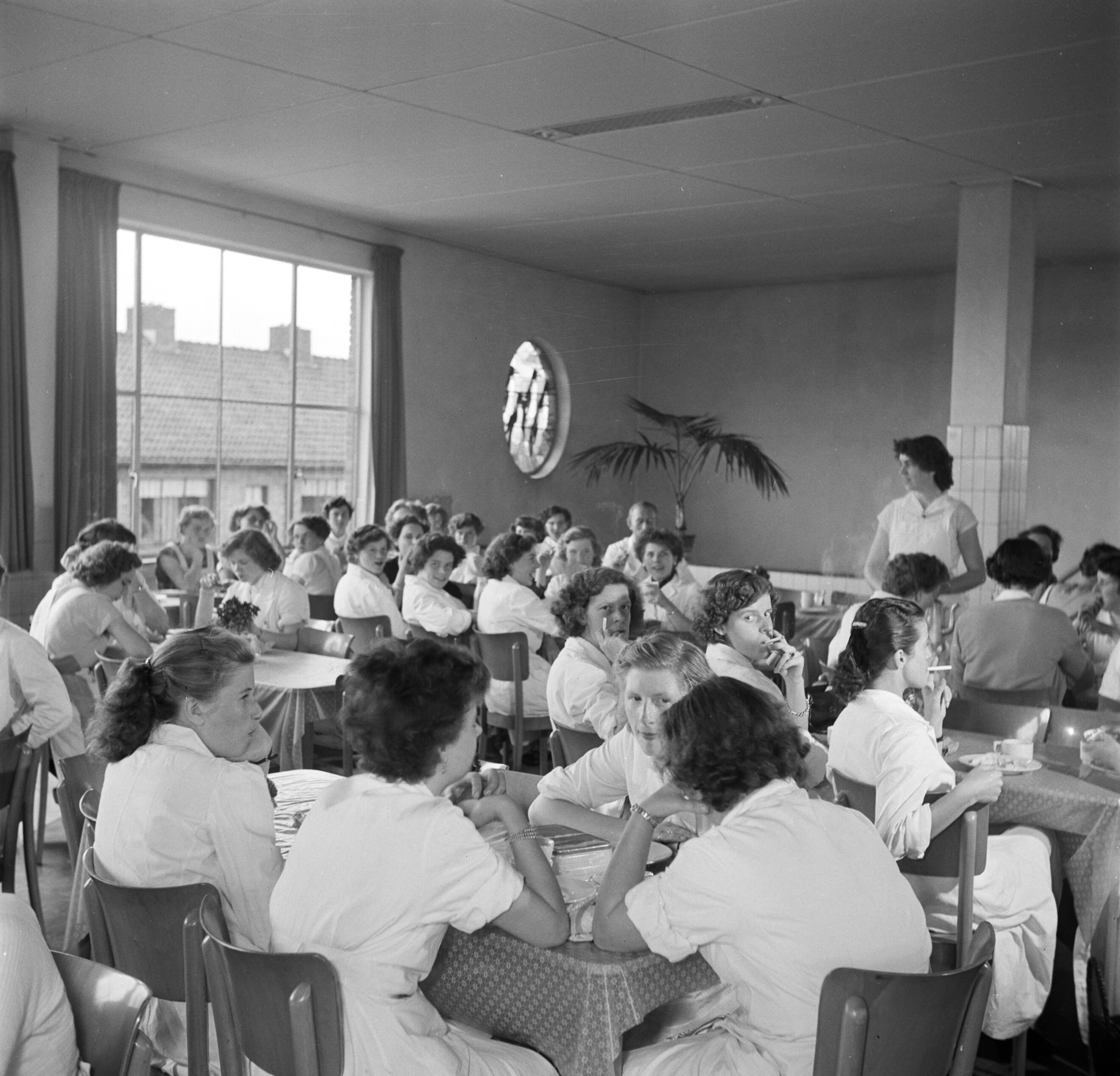 Reportage Kerko Haarlem — De kantine van Kerko — Foto: Poll, Willem van de. Licentie: Set B: Rechtenvrij / Publiek Domein. Bron: Nationaal Archief. http://hdl.handle.net/10648/aecbd1ba-d0b4-102d-bcf8-003048976d84