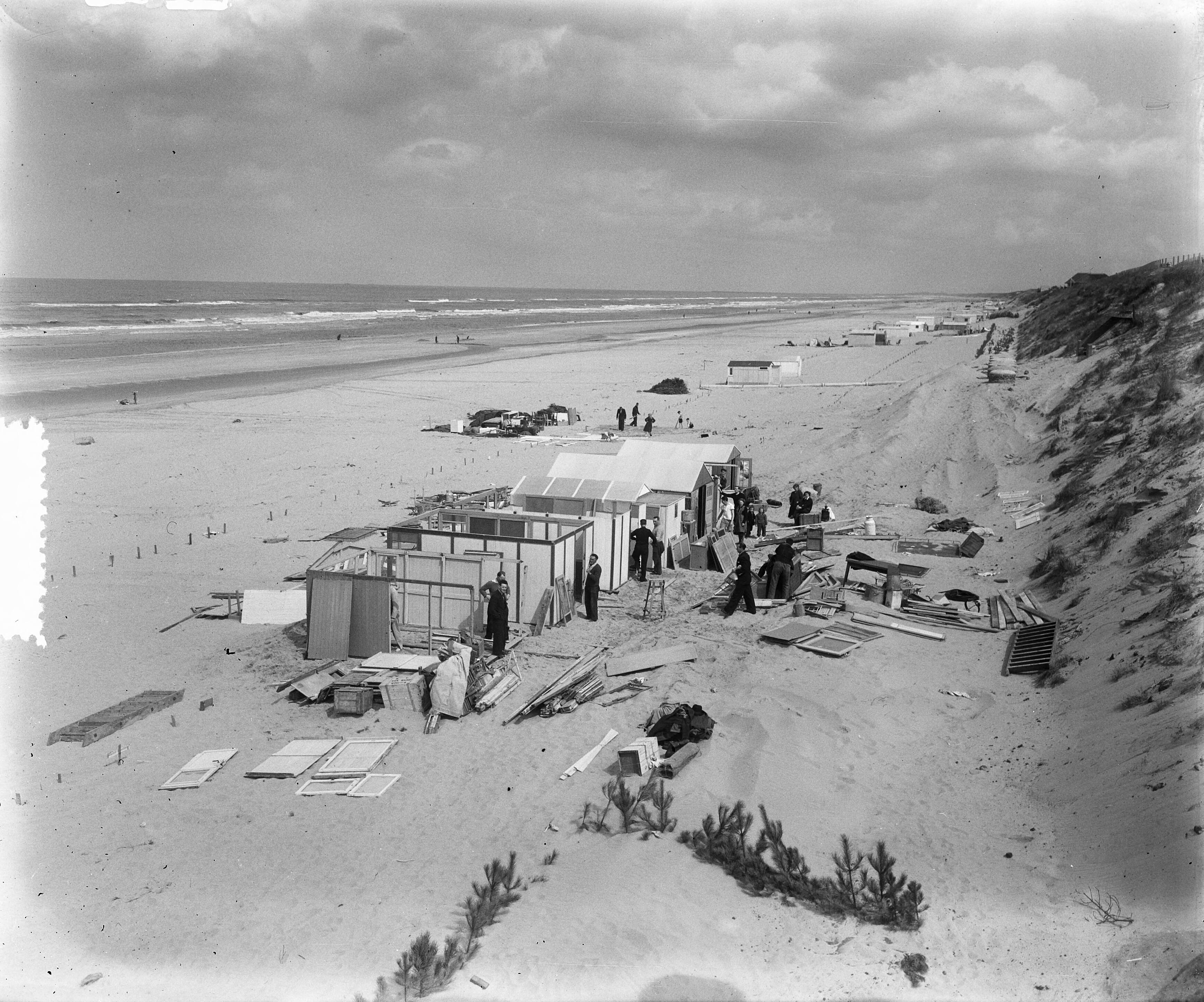 Fotocollectie Anefo — Opbouw strandhuisjes Zandvoort — Foto: Pot, Harry / Anefo. Licentie: Set B: Rechtenvrij / Publiek Domein. Bron: Nationaal Archief. http://hdl.handle.net/10648/a90aec3e-d0b4-102d-bcf8-003048976d84