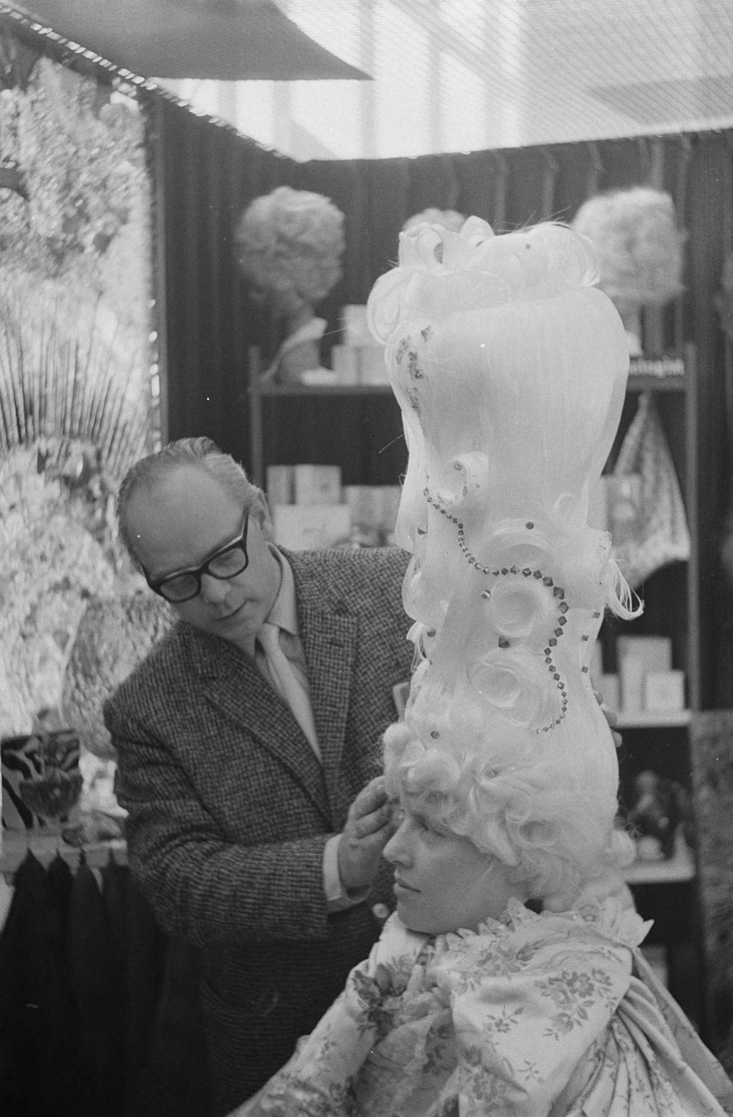 Fotocollectie Anefo — Expobeurs in Hilversum. Kapper Herman Egbert met pruiken van anderhalve meter — Foto: Koch, Eric / Anefo. Licentie: Set B: Rechtenvrij / Publiek Domein. Bron: Nationaal Archief. http://hdl.handle.net/10648/aa2ddc20-d0b4-102d-bcf8-003048976d84