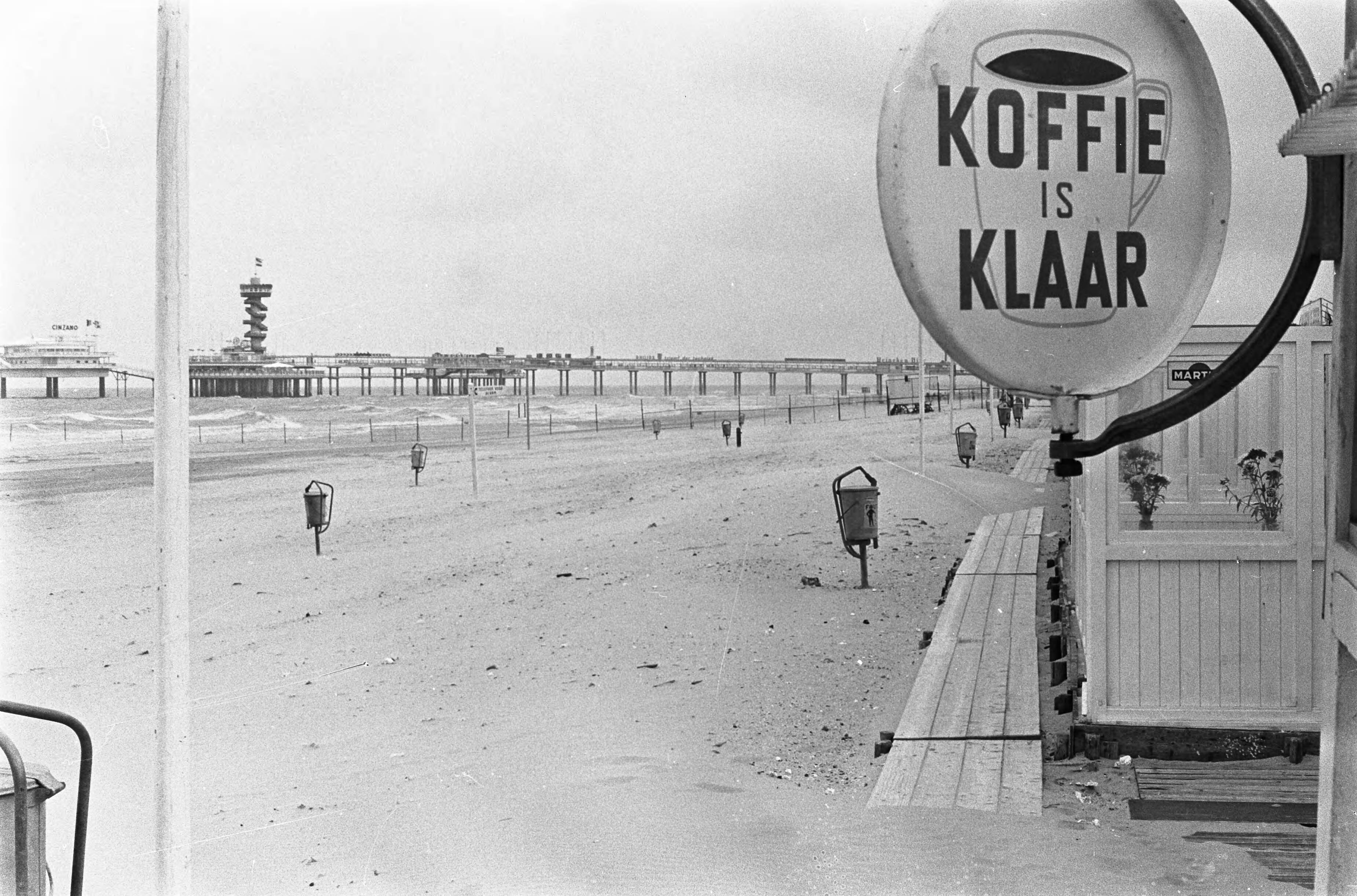 Zomer 1967 — Verlaten strand te Scheveningen — Foto: Fotograaf Onbekend / Anefo. Licentie: Set B: Rechtenvrij / Publiek Domein. Bron: Nationaal Archief. http://hdl.handle.net/10648/ab1d9ea4-d0b4-102d-bcf8-003048976d84