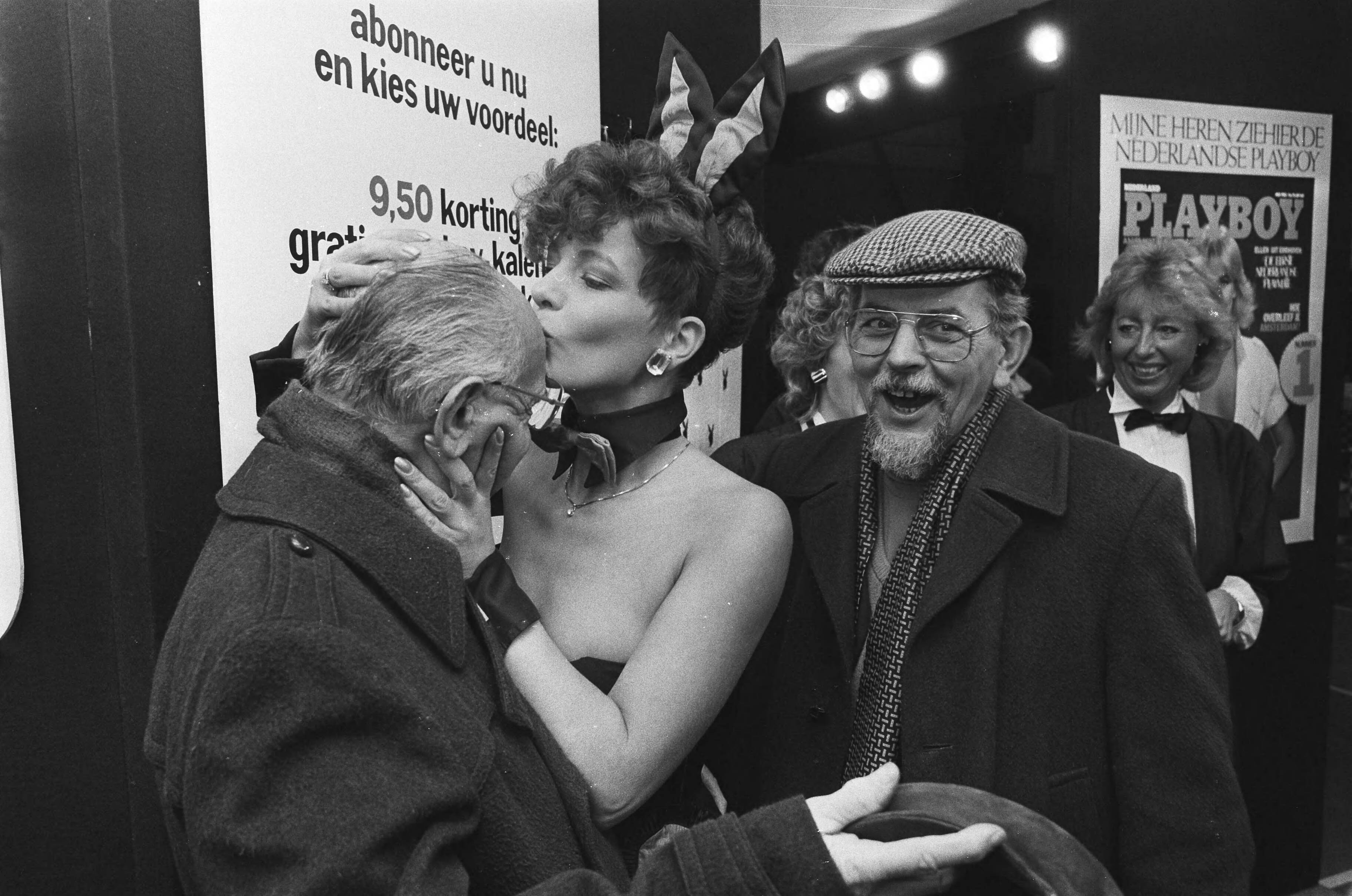 Fotocollectie Anefo — Een bezoeker van de "Mannenbeurs" in Den Haag wordt begroet door een "playboy bunny" — Foto: Croes, Rob C. / Anefo. Licentie: Set B: Rechtenvrij / Publiek Domein. Bron: Nationaal Archief. http://hdl.handle.net/10648/ad4db57e-d0b4-102d-bcf8-003048976d84
