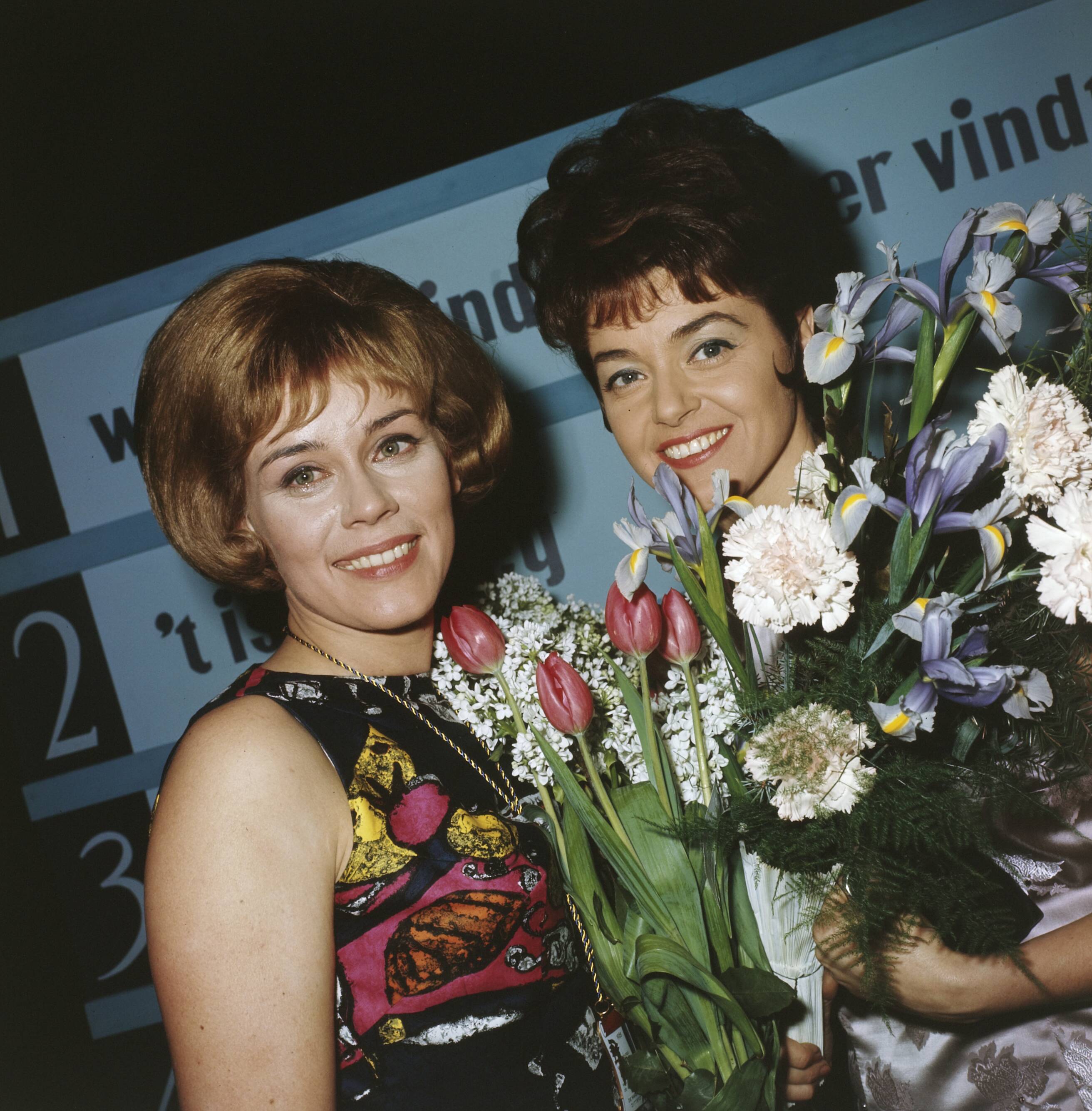 Fotocollectie Anefo — Nationaal Songfestival 1965. Wnnnares zangeres Conny Vandenbos met het lied "'t is genoeg". Hier samen met Teddy Scholten — Foto: Fotograaf Onbekend / Anefo. Licentie: Set B: Rechtenvrij / Publiek Domein. Bron: Nationaal Archief. http://hdl.handle.net/10648/ad8c8b82-d0b4-102d-bcf8-003048976d84