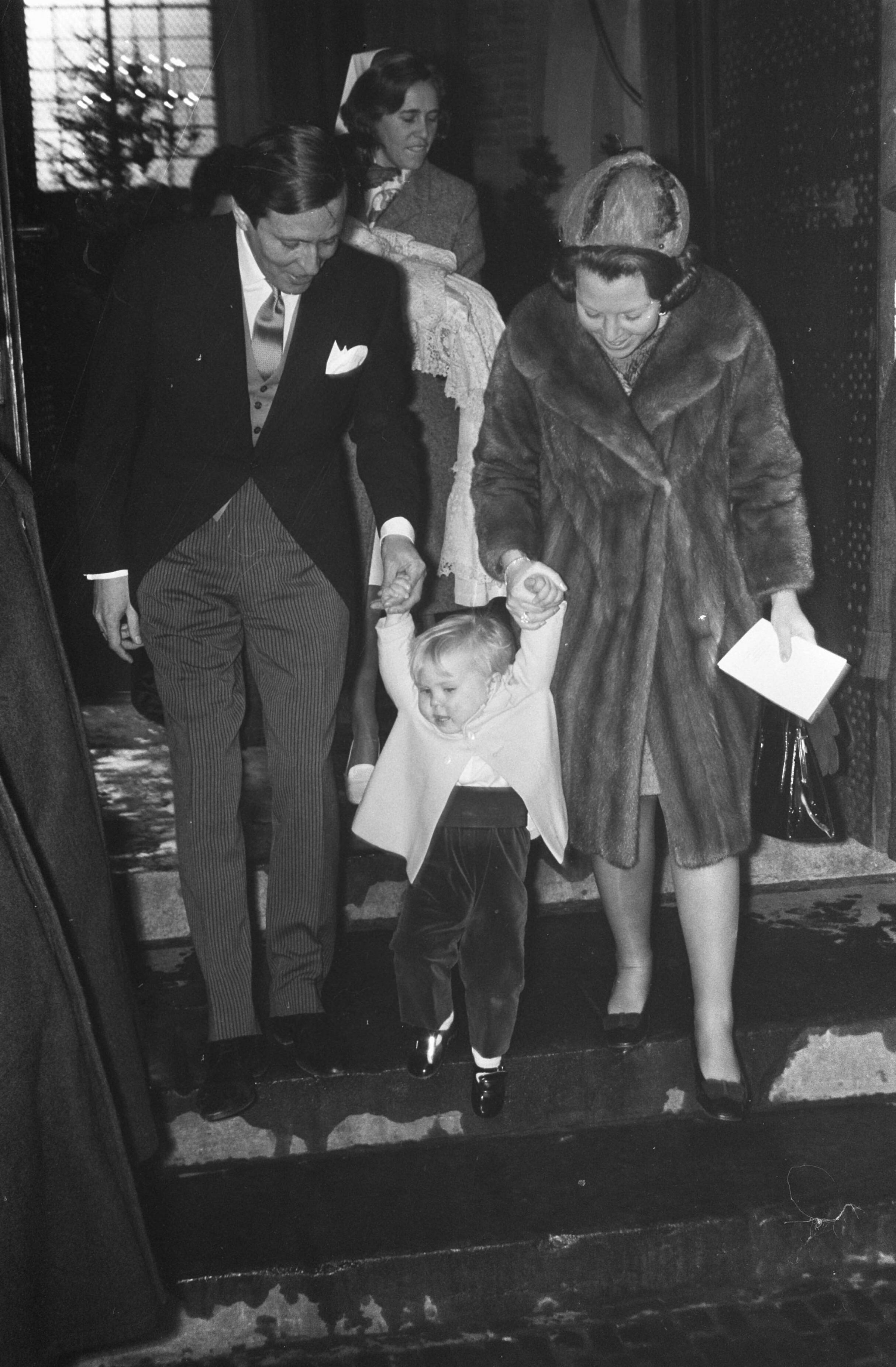Fotocollectie Anefo — Doop Prins Johan Friso in Domkerk te Utrecht Prinses Beatrix , Prins Willem Alexander en Prins Claus verlaten kerk / — Foto: Koch, Eric / Anefo. Licentie: Set B: Rechtenvrij / Publiek Domein. Bron: Nationaal Archief. http://hdl.handle.net/10648/ab596c68-d0b4-102d-bcf8-003048976d84
