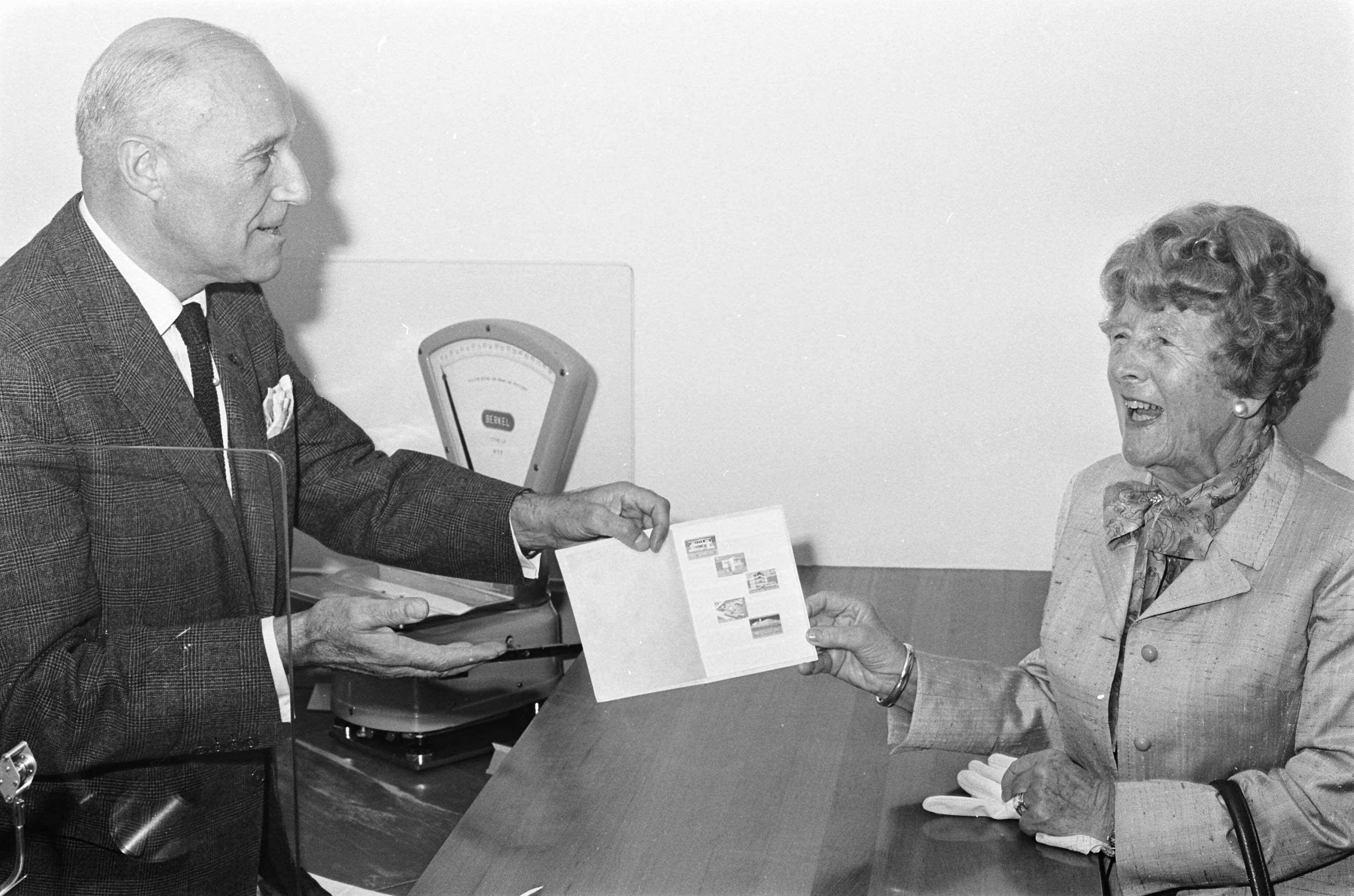 Fotocollectie Anefo — Verkoop eerste zomerpostzegels 1969 in Congresgebouw Den Haag Reinoud, dir.gen. PTT (l), verkoopt 1e serie aan mw. Oud Dinaux — Foto: Verhoeff, Bert / Anefo. Licentie: Set B: Rechtenvrij / Publiek Domein. Bron: Nationaal Archief. http://hdl.handle.net/10648/ab658bce-d0b4-102d-bcf8-003048976d84