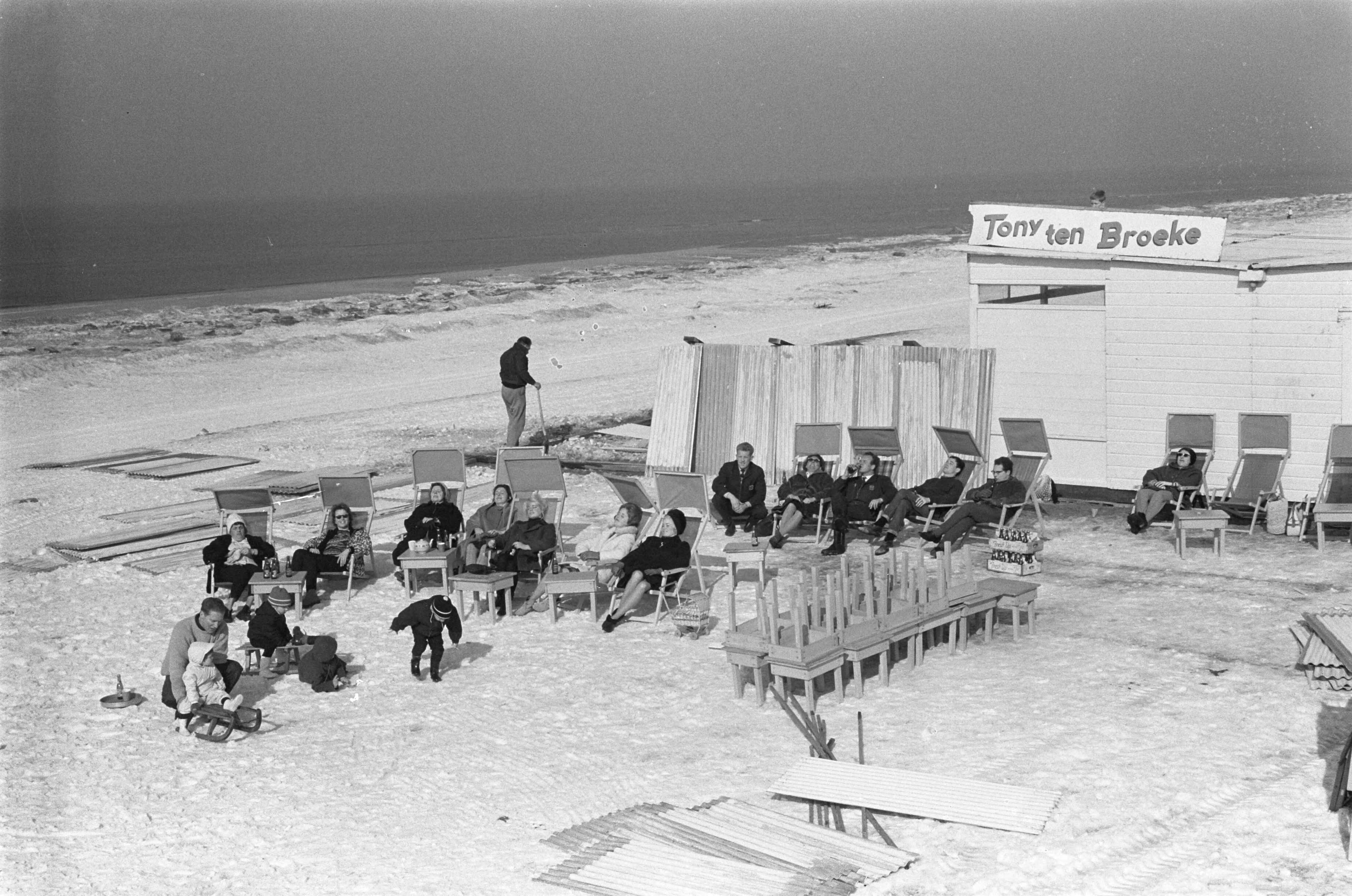 Fotocollectie Anefo — Lente of wintersport op het Zandvoortse strand. Overzicht — Foto: Pot, Harry / Anefo. Licentie: Set B: Rechtenvrij / Publiek Domein. Bron: Nationaal Archief. http://hdl.handle.net/10648/aa2b9b40-d0b4-102d-bcf8-003048976d84