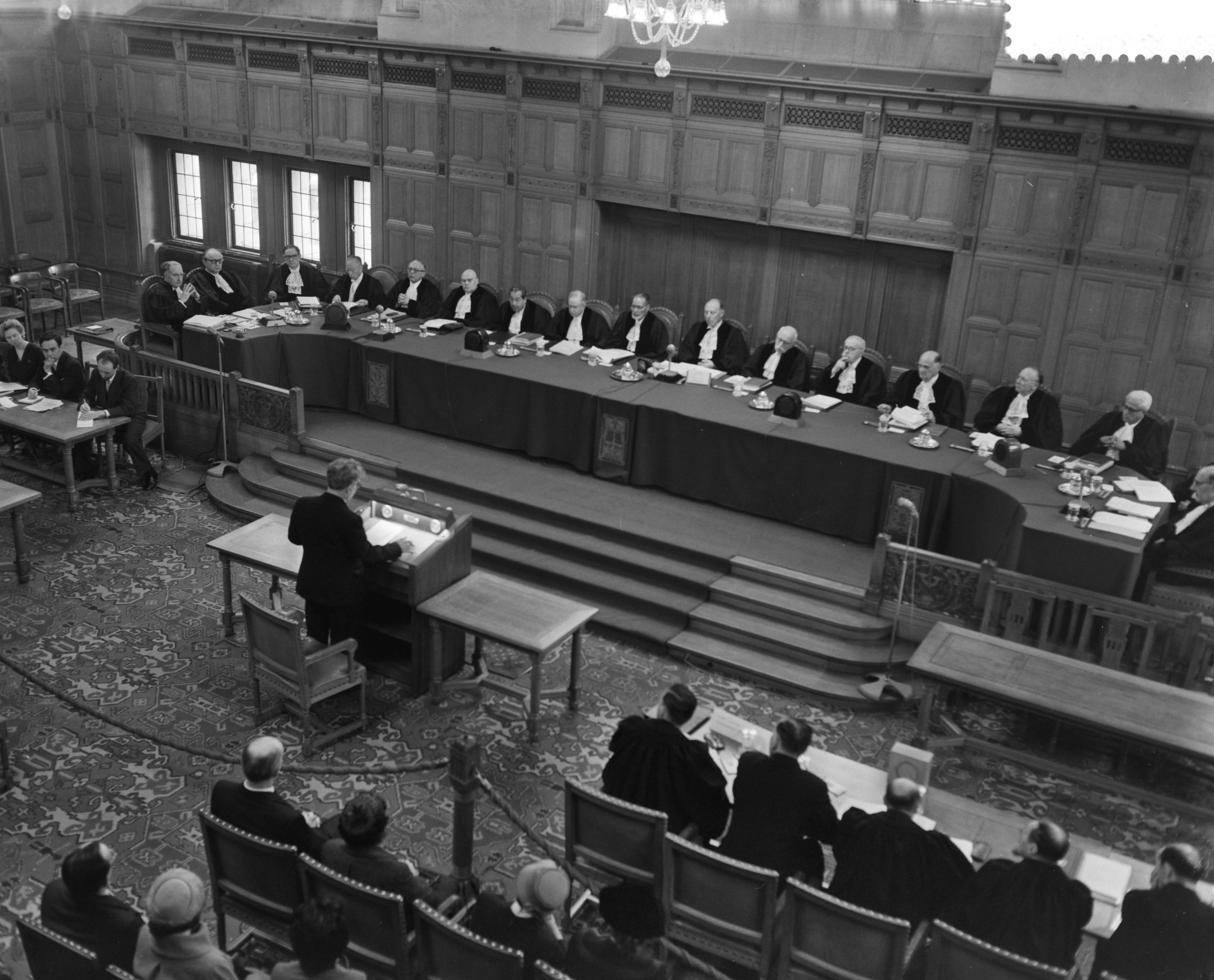 Fotocollectie Anefo — Behandeling door het Internationale Gerechtshof te Den Haag van het Israelisch-Bulgaars vliegtuigincident van 27 juli 1955 — Foto: Bilsen, Joop van / Anefo. Licentie: Set B: Rechtenvrij / Publiek Domein. Bron: Nationaal Archief. http://hdl.handle.net/10648/a98f99a2-d0b4-102d-bcf8-003048976d84