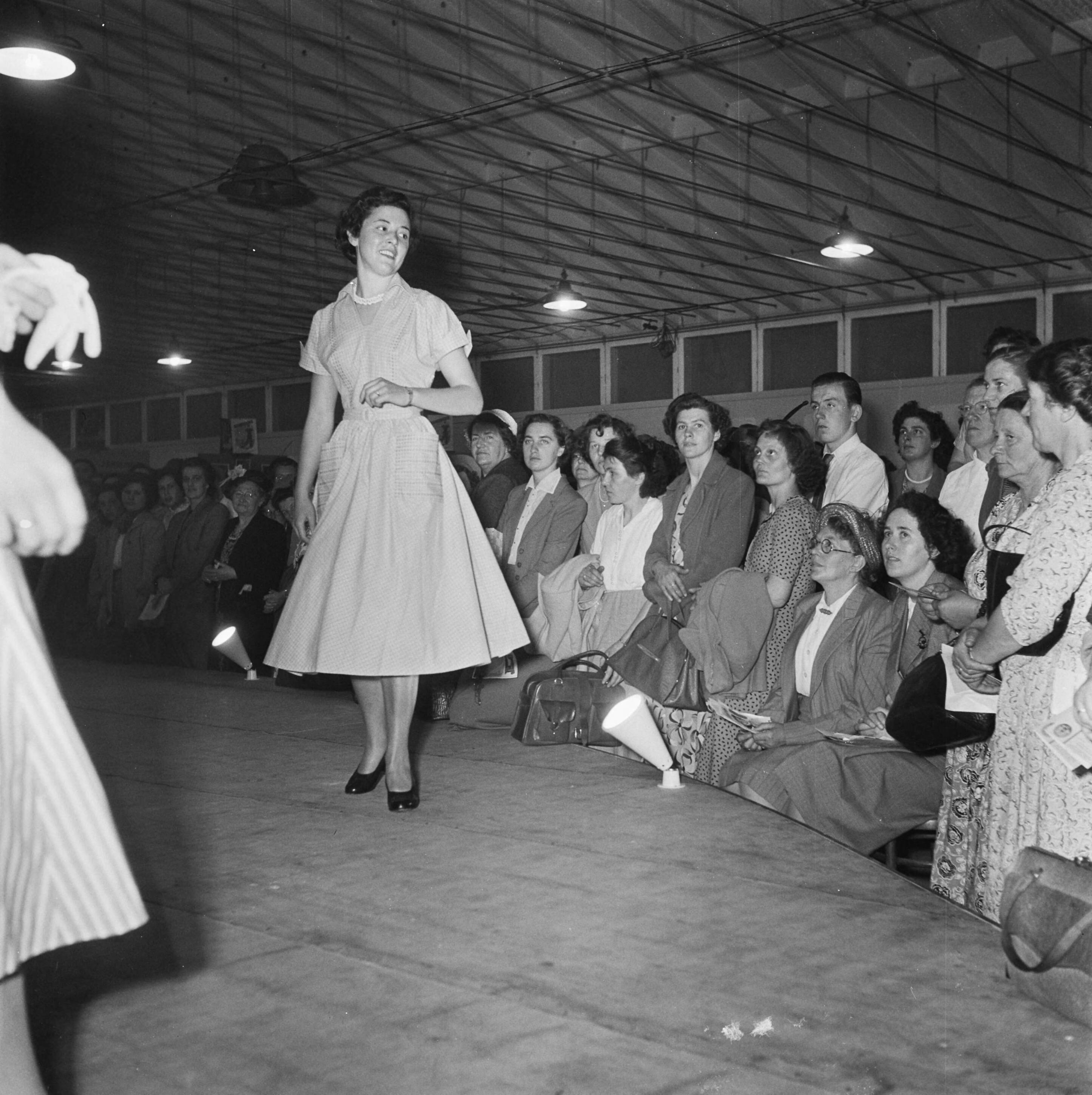 Landbouwtentoonstelling Utrecht (1952) — Landbouwtentoonstelling Utrecht. Modeshow — Foto: Noske, J.D. / Anefo. Licentie: Set B: Rechtenvrij / Publiek Domein. Bron: Nationaal Archief. http://hdl.handle.net/10648/a8f9120c-d0b4-102d-bcf8-003048976d84