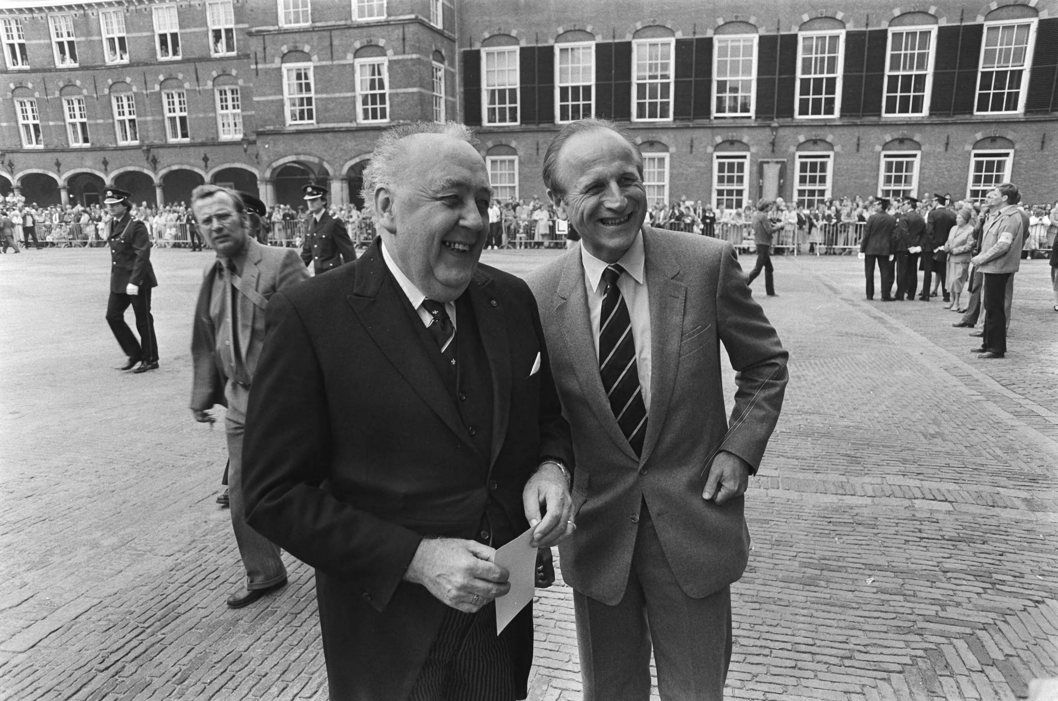Nieuw hoofd van de afdeling Pers en Publiciteit bij de directie Voorlichting van de RVD, de heer H.J.L.C. Bax (r) die de heer W. van den Berge (l) opvolgt — RVD|Den Haag|Zuid-Holland|overheidsdiensten |directeuren|Bax, Henk |Berge, Willem van den — Foto: Croes, Rob C. / Anefo. Licentie: Set B: Rechtenvrij / Publiek Domein. Bron: Nationaal Archief. http://hdl.handle.net/10648/ace80b84-d0b4-102d-bcf8-003048976d84