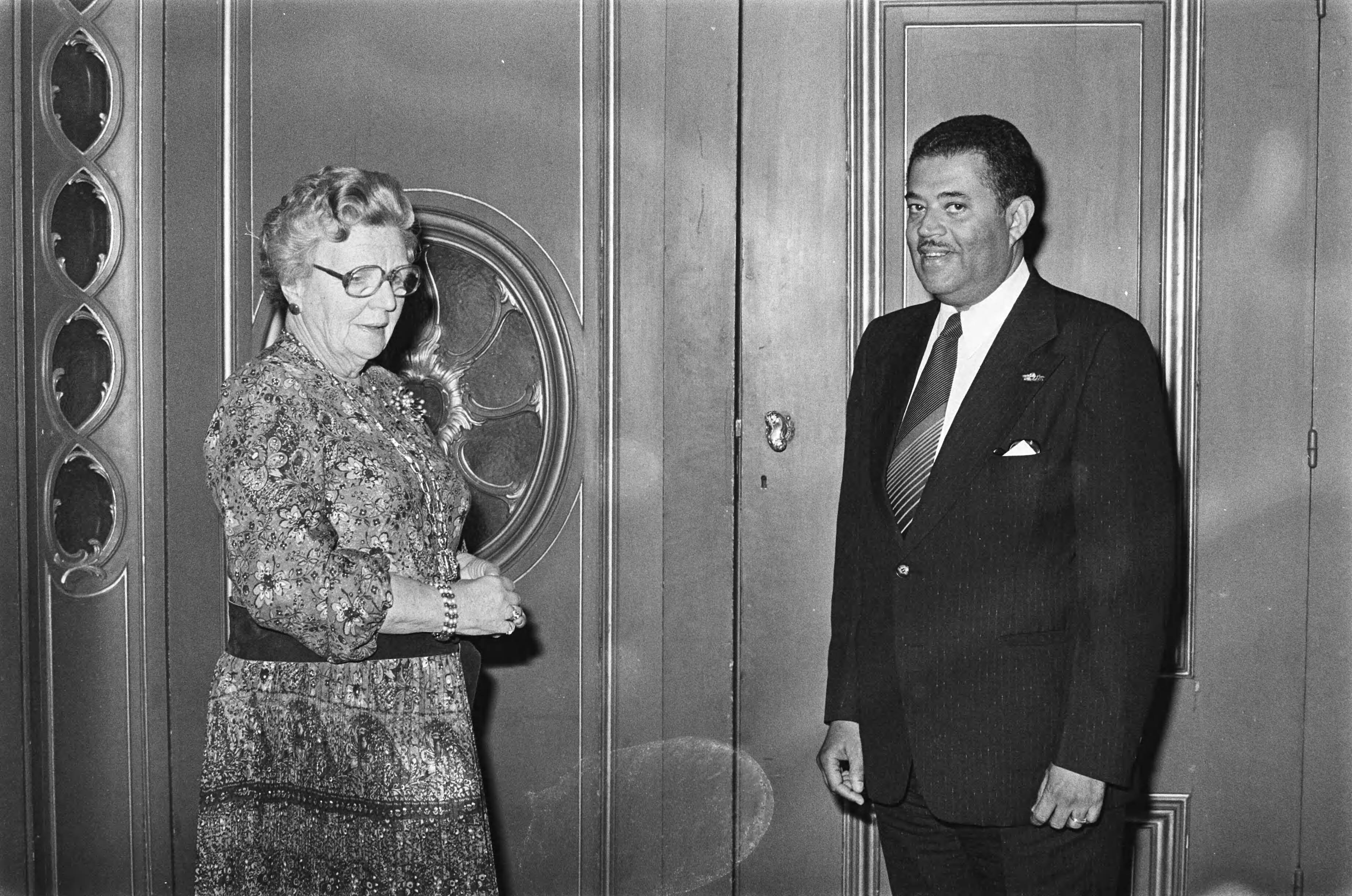 Fotocollectie Anefo — Koningin Juliana ontvangt minister Rozendal (Nederlandse Antillen) in Paleis Lange Voorhout, Den Haag — Foto: Peters, Hans / Anefo. Licentie: Set B: Rechtenvrij / Publiek Domein. Bron: Nationaal Archief. http://hdl.handle.net/10648/acab2944-d0b4-102d-bcf8-003048976d84