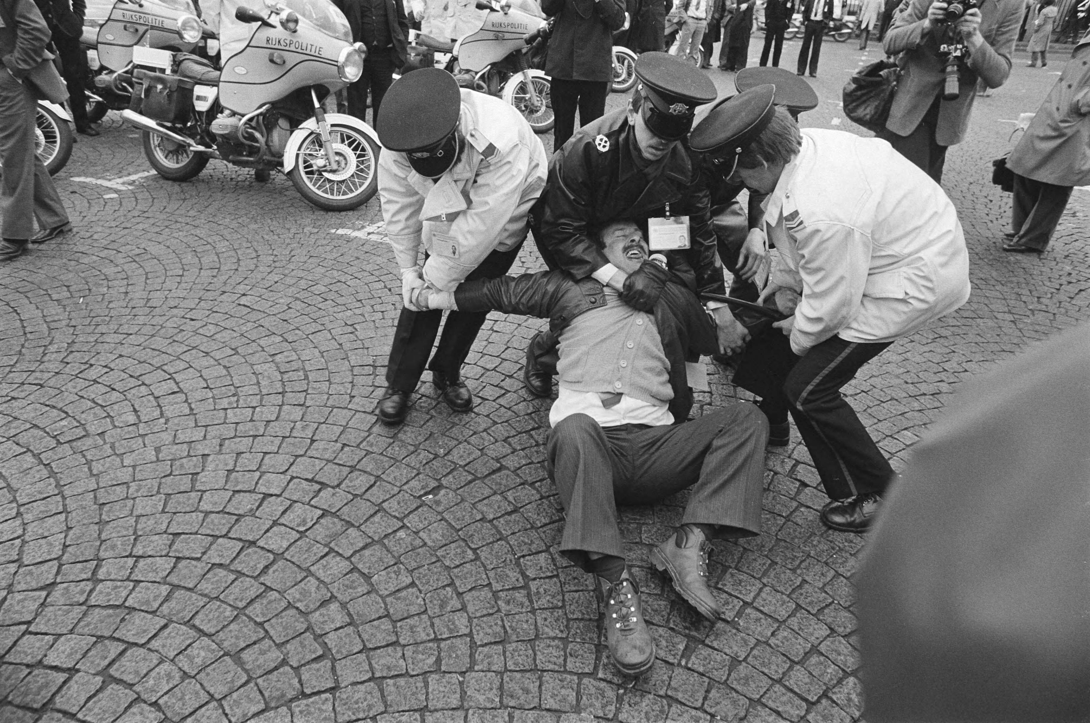 Fotocollectie Anefo — Europese Raad in Maastricht, met grote moeite wordt een van de Waalse boeren overmeesterd — Foto: Croes, Rob C. / Anefo. Licentie: Set B: Rechtenvrij / Publiek Domein. Bron: Nationaal Archief. http://hdl.handle.net/10648/acf7bd04-d0b4-102d-bcf8-003048976d84