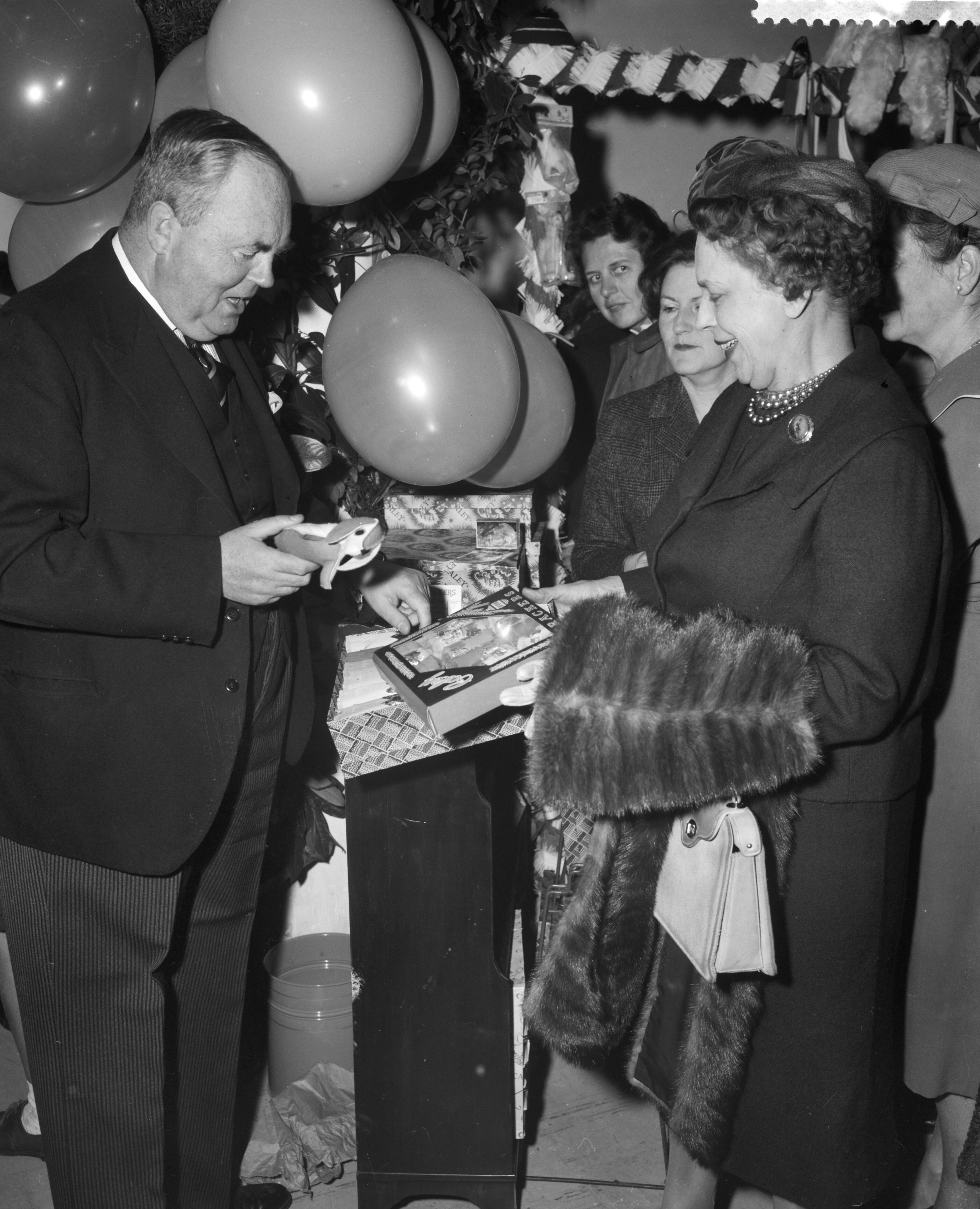 Fotocollectie Anefo — Engelse ambassadeur Sir Paul Mason opent bazar in Den Haag — Foto: Behrens, Herbert F. / Anefo. Licentie: Set B: Rechtenvrij / Publiek Domein. Bron: Nationaal Archief. http://hdl.handle.net/10648/a9a1eeb8-d0b4-102d-bcf8-003048976d84