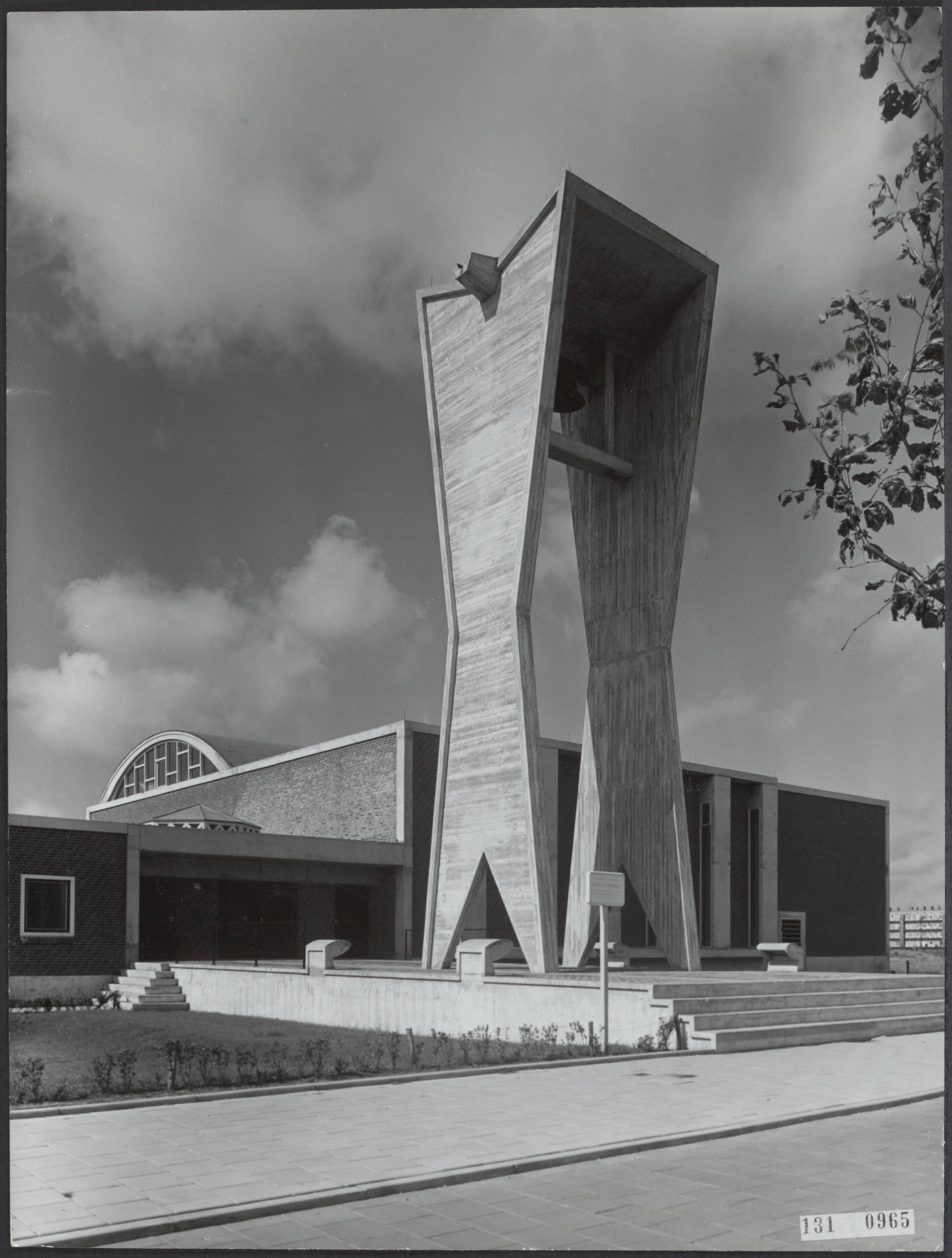 Fotocollectie Rijksvoorlichtingsdienst Eigen — Den Haag. Adventkerk met klokkentoren aan de Hengelolaan. Arch. Symonsz — Foto: Fotodienst Gemeente Den Haag. Licentie: Set B: Rechtenvrij / Publiek Domein. Bron: Nationaal Archief. http://hdl.handle.net/10648/af51086c-d0b4-102d-bcf8-003048976d84