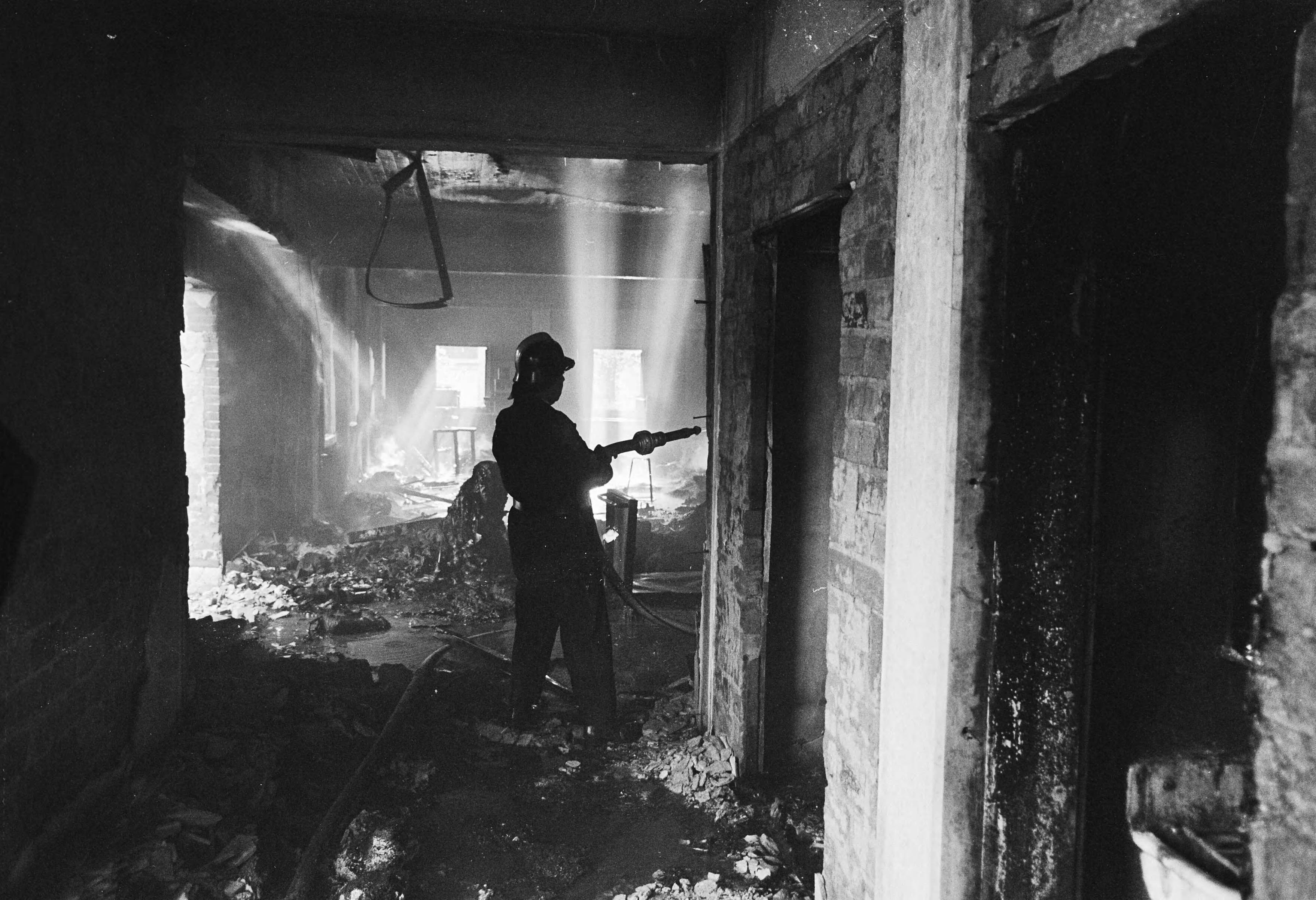 Fotocollectie Anefo — Brand bij Hernhutters te Zeist. Puinhopen na de brand — Foto: Kroon, Ron / Anefo. Licentie: Set B: Rechtenvrij / Publiek Domein. Bron: Nationaal Archief. http://hdl.handle.net/10648/ab2baba2-d0b4-102d-bcf8-003048976d84