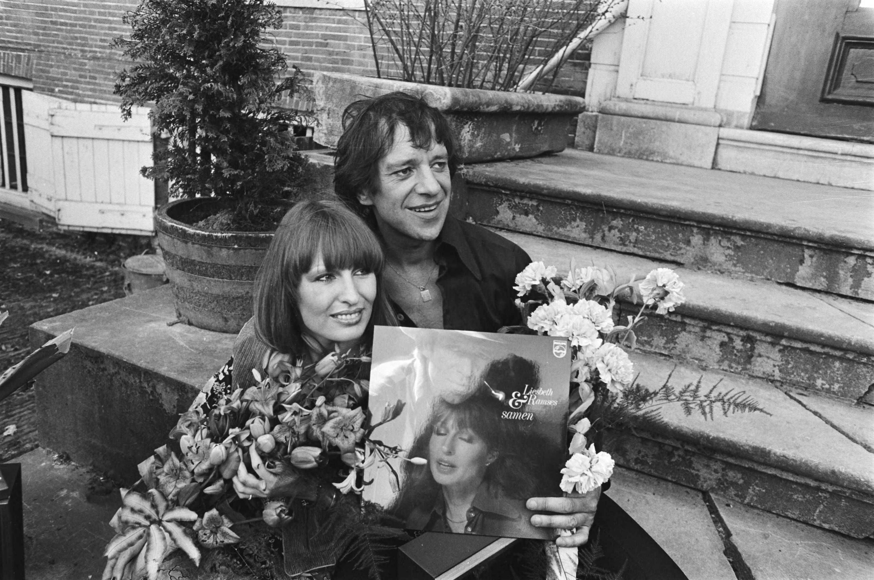 Fotocollectie Anefo — Ramses Shaffy en Liesbeth List met LP "Samen" t.g.v. 10 jaar bij Phonogram, op Kasteel Groeneveld bij Baarn — Foto: Verhoeff, Bert / Anefo. Licentie: Set B: Rechtenvrij / Publiek Domein. Bron: Nationaal Archief. http://hdl.handle.net/10648/ac81d116-d0b4-102d-bcf8-003048976d84