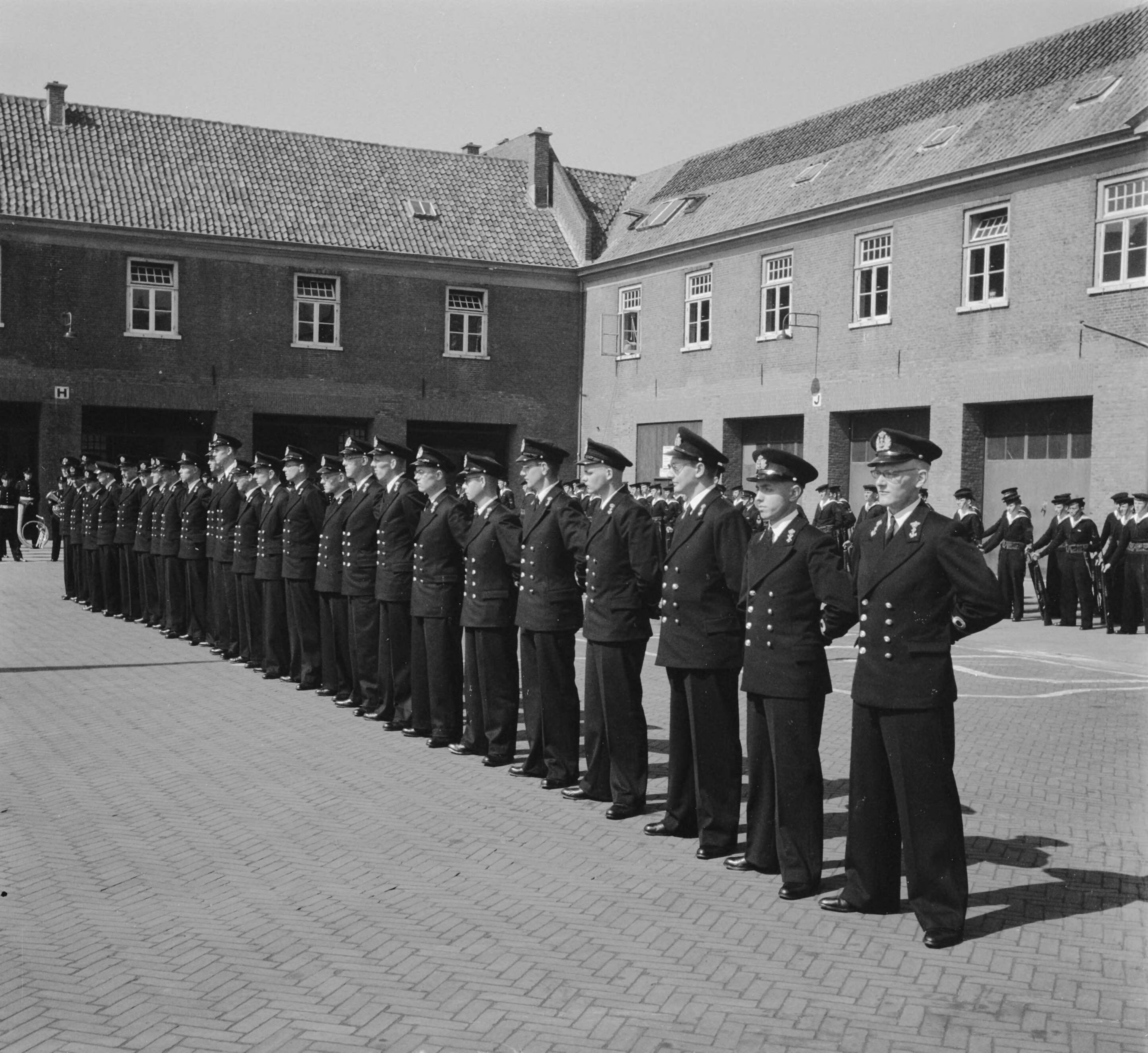 Beëdiging Marine-officieren Den Haag — Foto: Noske, J.D. / Anefo. — Licentie: Set B: Rechtenvrij / Publiek Domein. Bron: Nationaal Archief. http://hdl.handle.net/10648/a8f899b2-d0b4-102d-bcf8-003048976d84
