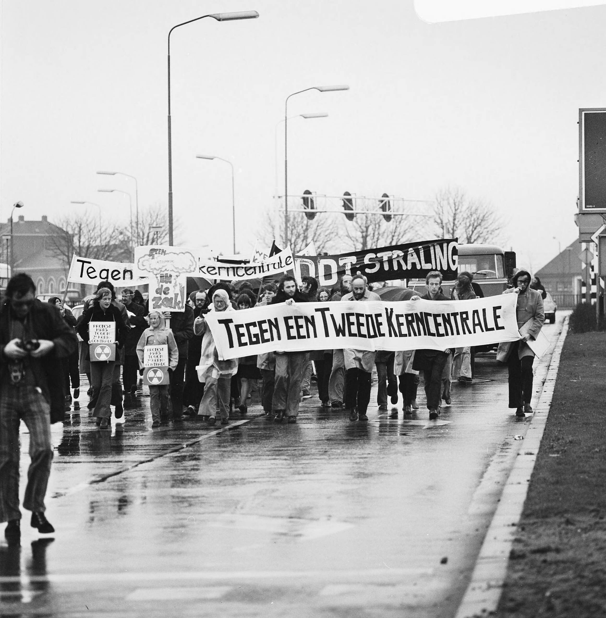 Fotocollectie Anefo — Demonstranten met spandoeken — Foto: Mieremet, Rob / Anefo. Licentie: Set B: Rechtenvrij / Publiek Domein. Bron: Nationaal Archief. http://hdl.handle.net/10648/ac3c0ffa-d0b4-102d-bcf8-003048976d84