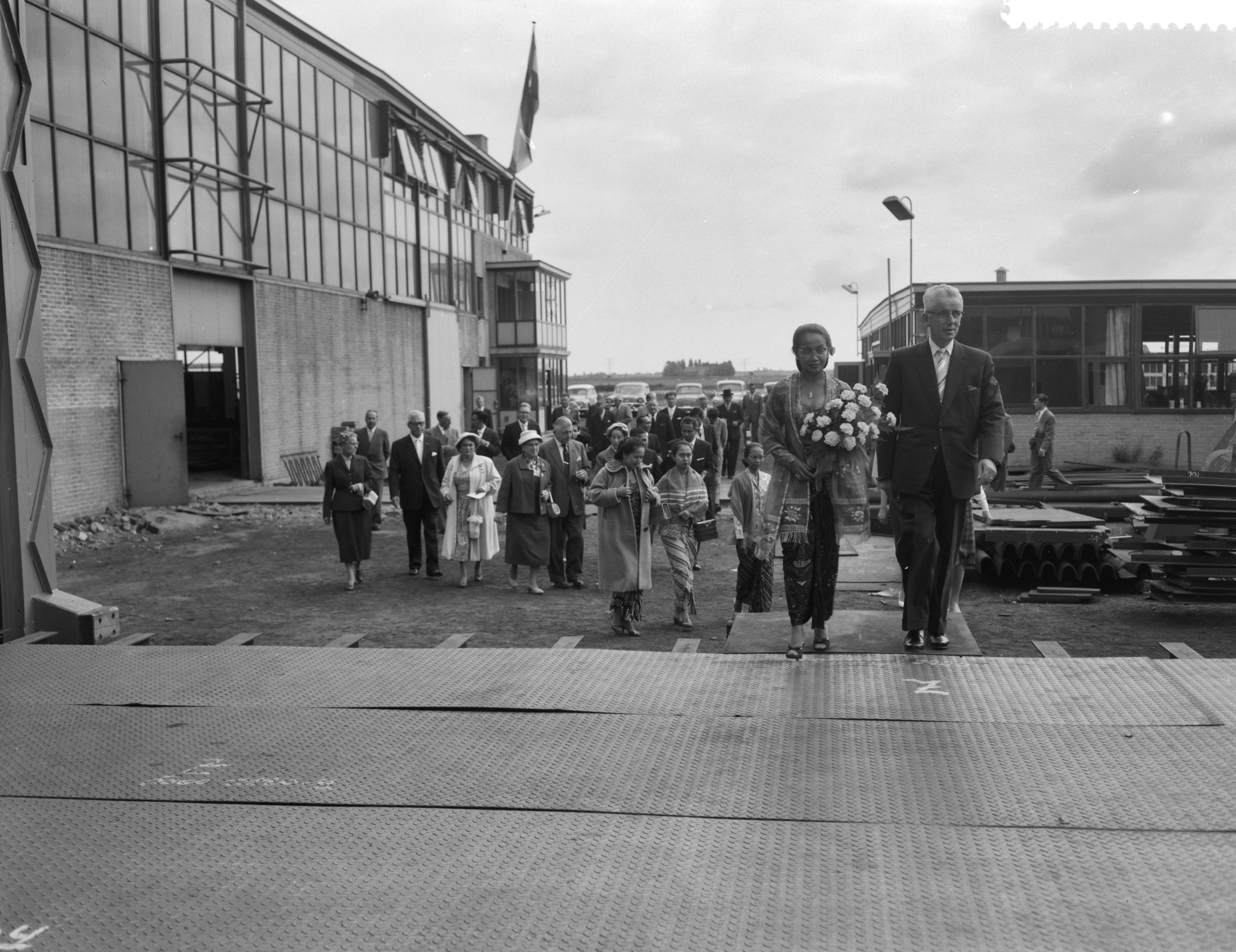 Fotocollectie Anefo — Tewaterlating dubbelschroefveerschip "Krakatau" bij de Zaanlandse Scheepsbouw Mij. — Foto: Bilsen, Joop van / Anefo. Licentie: Set B: Rechtenvrij / Publiek Domein. Bron: Nationaal Archief. http://hdl.handle.net/10648/a99dcb26-d0b4-102d-bcf8-003048976d84