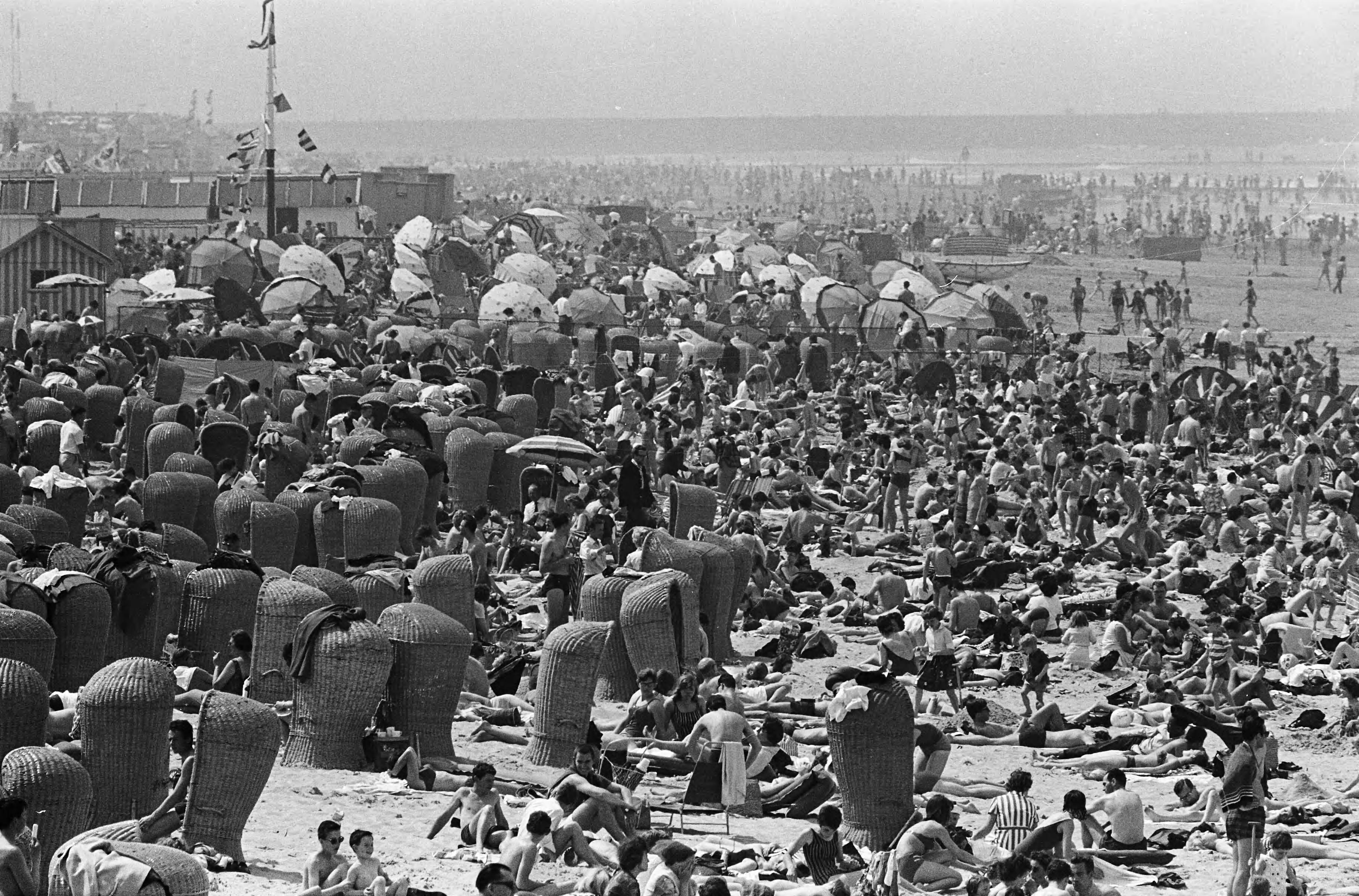 Fotocollectie Anefo — Drukte op het Scheveningse strand, overzicht drukte aan h strand — Foto: Koch, Eric / Anefo. Licentie: Set B: Rechtenvrij / Publiek Domein. Bron: Nationaal Archief. http://hdl.handle.net/10648/aa697e38-d0b4-102d-bcf8-003048976d84