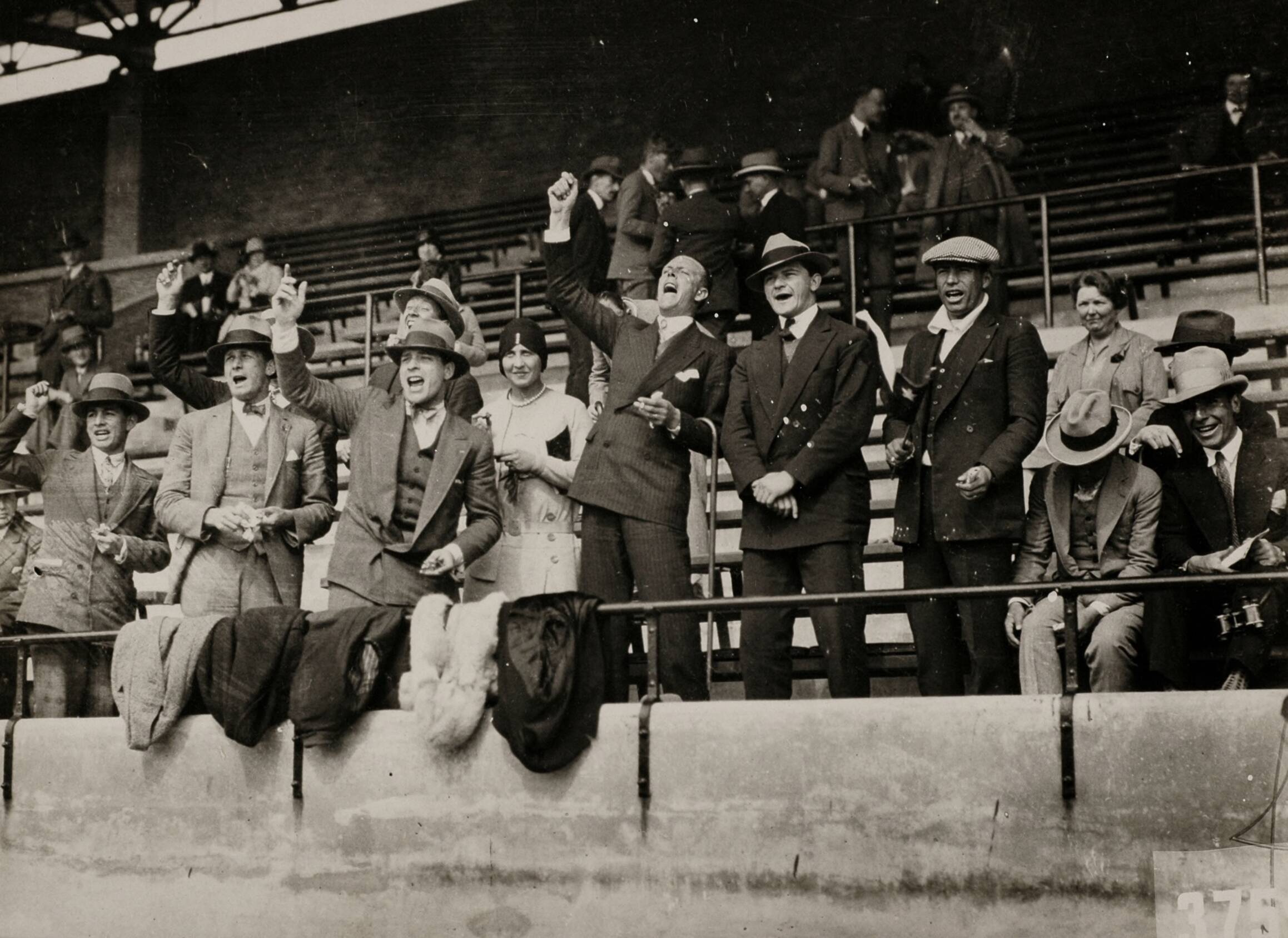 Sport — Sport. Olympische Spelen 1928 Amsterdam, Nederland : Juichende toeschouwers op de tribune van het olympisch stadion. — Foto: Fotograaf Onbekend / Algemeen Fotobureau Amsterdam / Spaarnestad Photo (05887). Licentie: Set B: Rechtenvrij / Publiek Domein. Bron: Nationaal Archief. http://hdl.handle.net/10648/35429da6-d588-a382-e063-6df0900a6686
