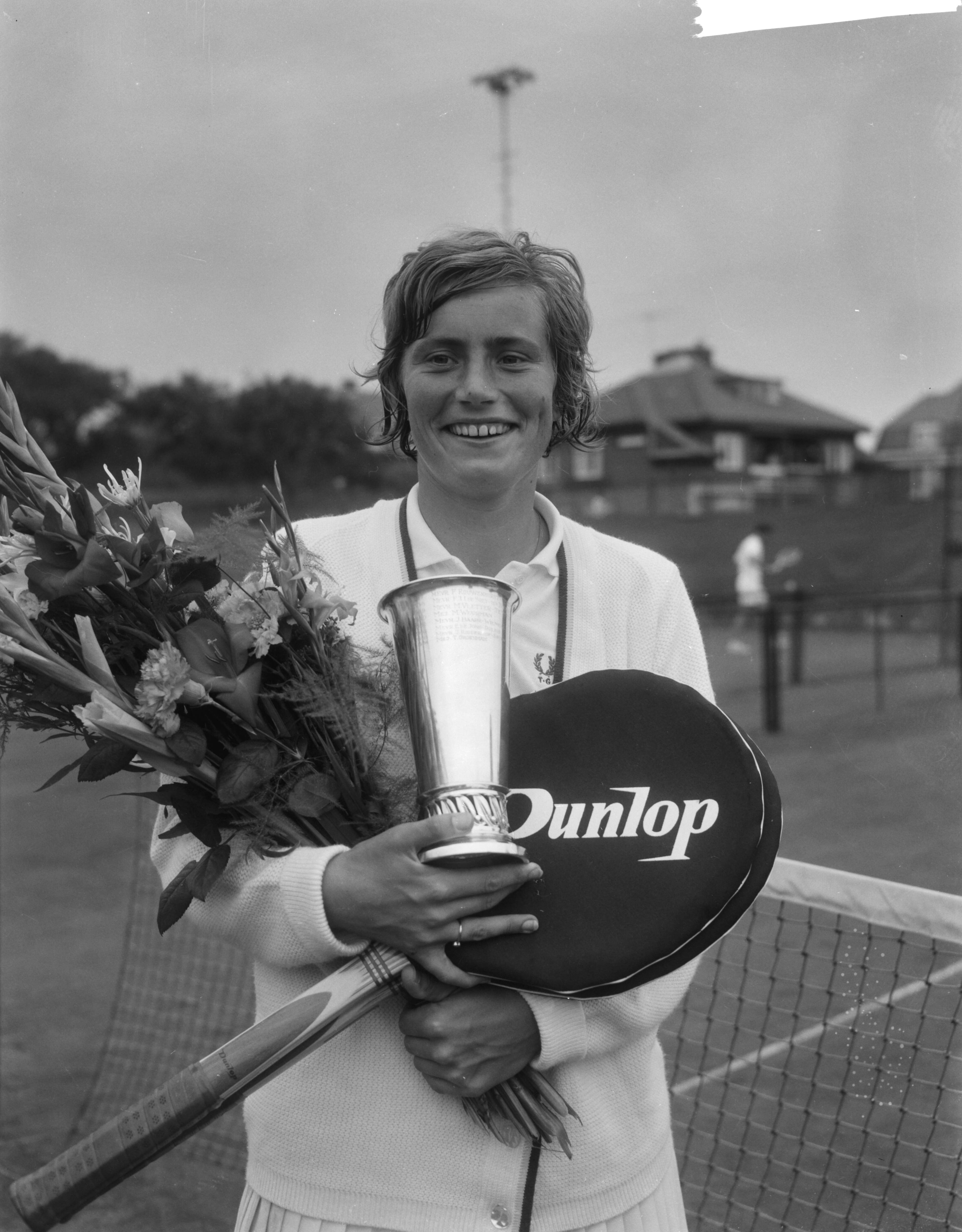 Fotocollectie Anefo — Nederlandse tenniskampioenschappen op de METS-banen te Scheveningen, Trudy Groenman, winnares damesenkel, met beker — Foto: Bilsen, Joop van / Anefo. Licentie: Set B: Rechtenvrij / Publiek Domein. Bron: Nationaal Archief. http://hdl.handle.net/10648/aabb3638-d0b4-102d-bcf8-003048976d84