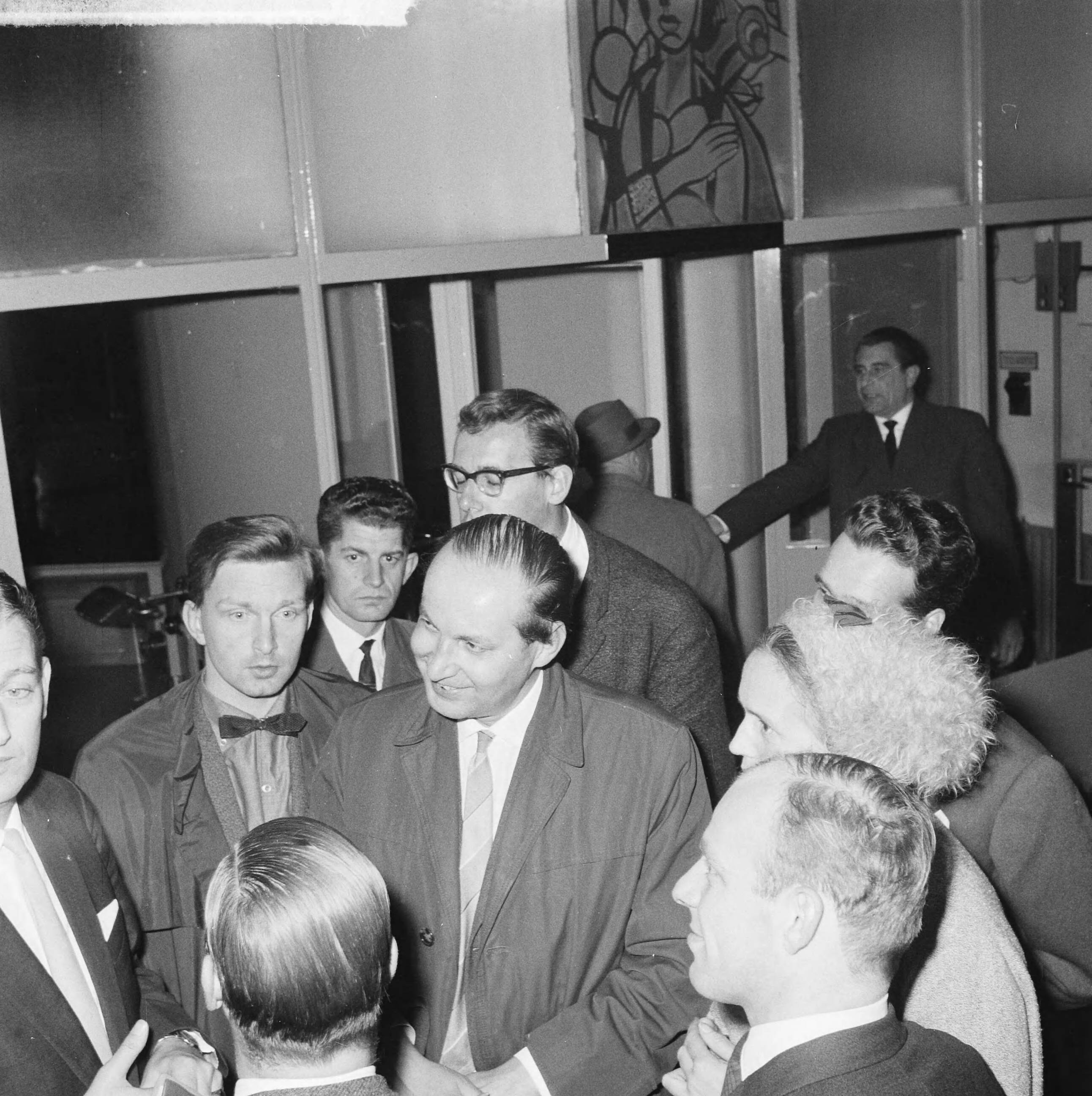 Fotocollectie Anefo — In de AVRO-studio te Hilversum werd een Algemene Bestuursvergadering van de AVRO gehouden — Foto: Nijs, Jac. de / Anefo. Licentie: Set B: Rechtenvrij / Publiek Domein. Bron: Nationaal Archief. http://hdl.handle.net/10648/aa1e0a84-d0b4-102d-bcf8-003048976d84