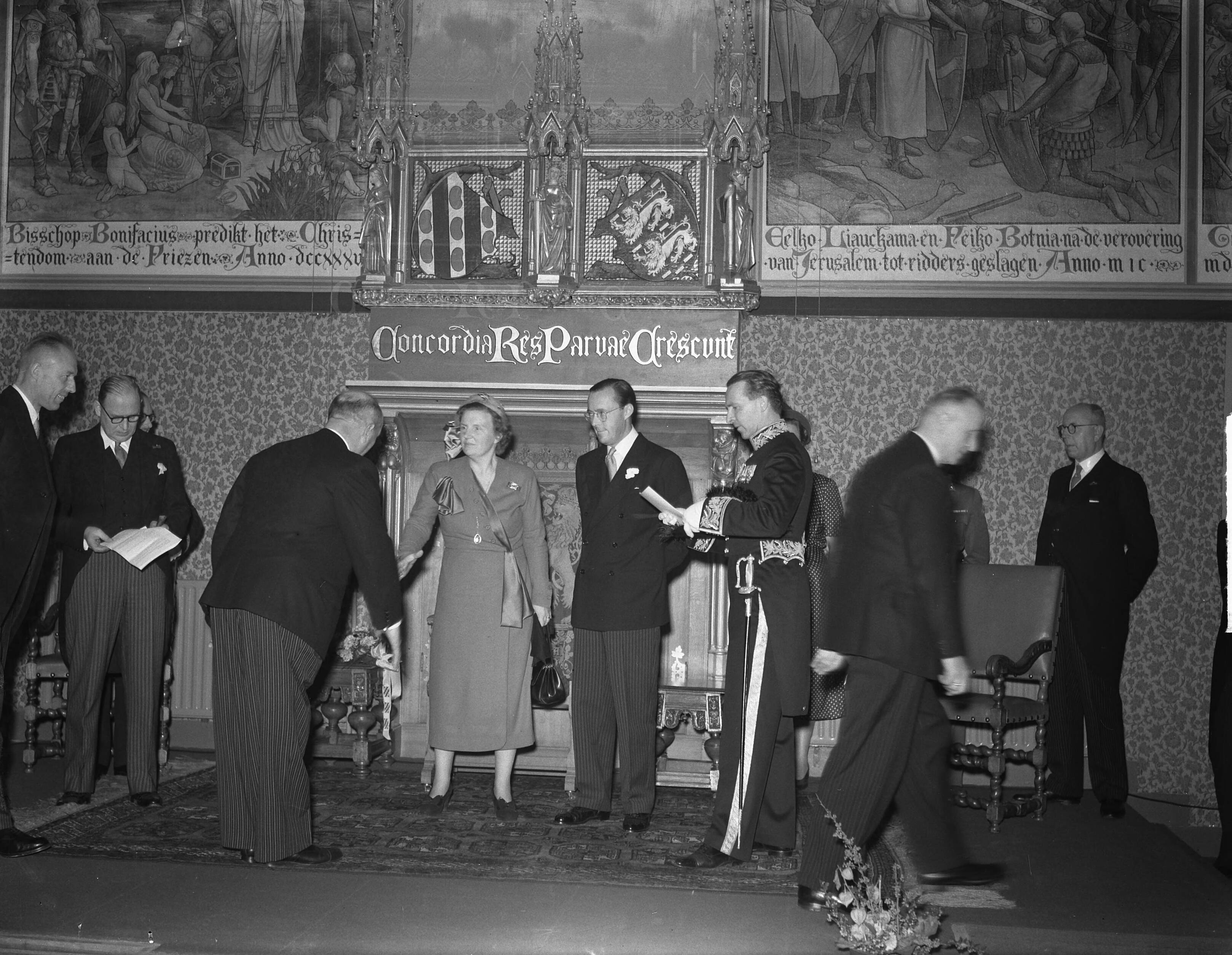 Koninklijk bezoek aan Friesland (1950) — Koninklijk bezoek Friesland. Ontvangst in Leeuwarden — Foto: Noske, J.D. / Anefo. Licentie: Set B: Rechtenvrij / Publiek Domein. Bron: Nationaal Archief. http://hdl.handle.net/10648/a8dfb7da-d0b4-102d-bcf8-003048976d84