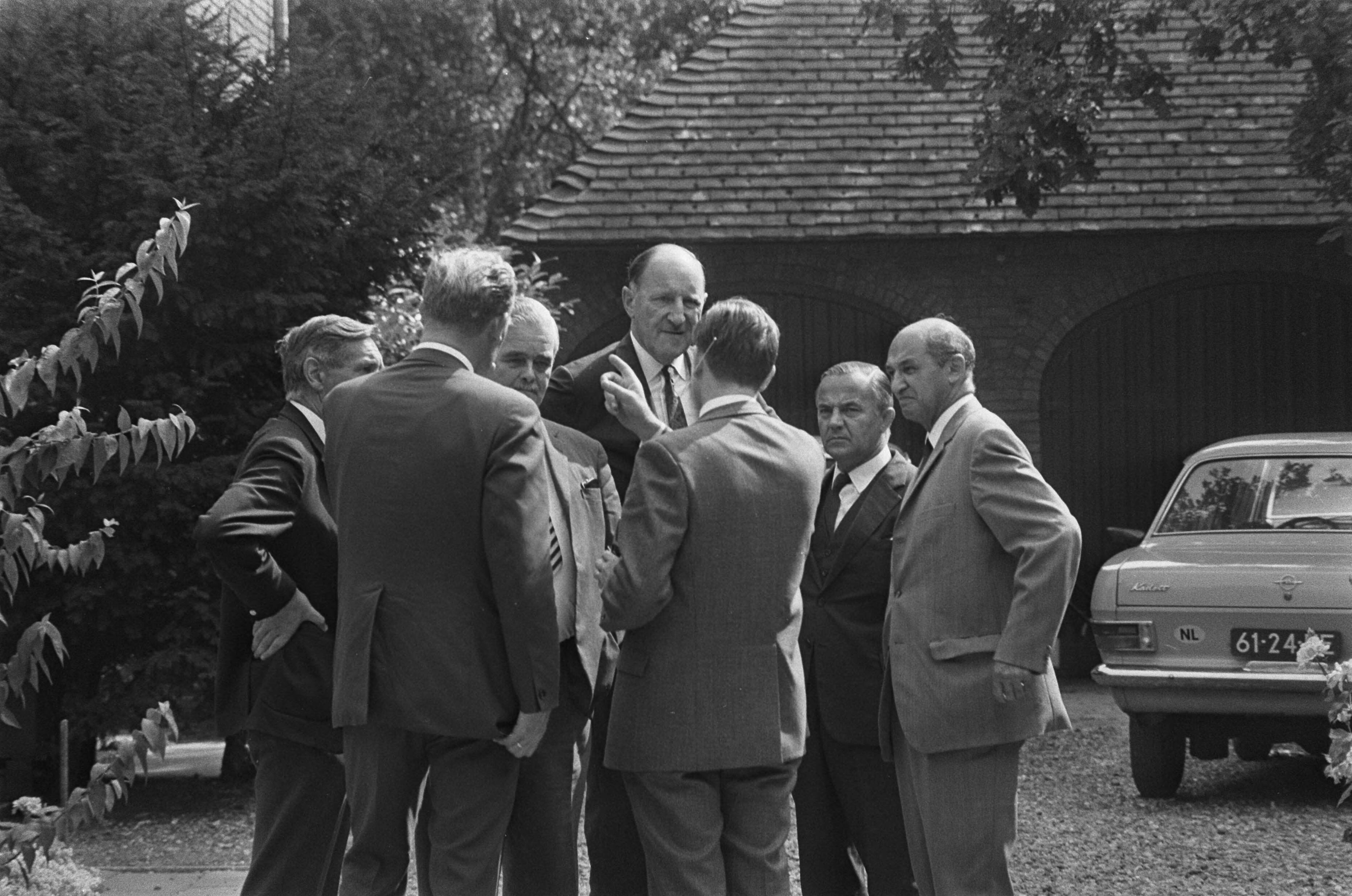 Fotocollectie Anefo — Ambonezen bezetten woning Indonesische Ambassadeur, Wassenaar; in tuin huis nabij bezette woning ir. Manusama, De Jong, Luns, burgemeester Geertsema — Foto: Mieremet, Rob / Anefo. Licentie: Set B: Rechtenvrij / Publiek Domein. Bron: Nationaal Archief. http://hdl.handle.net/10648/aba18638-d0b4-102d-bcf8-003048976d84