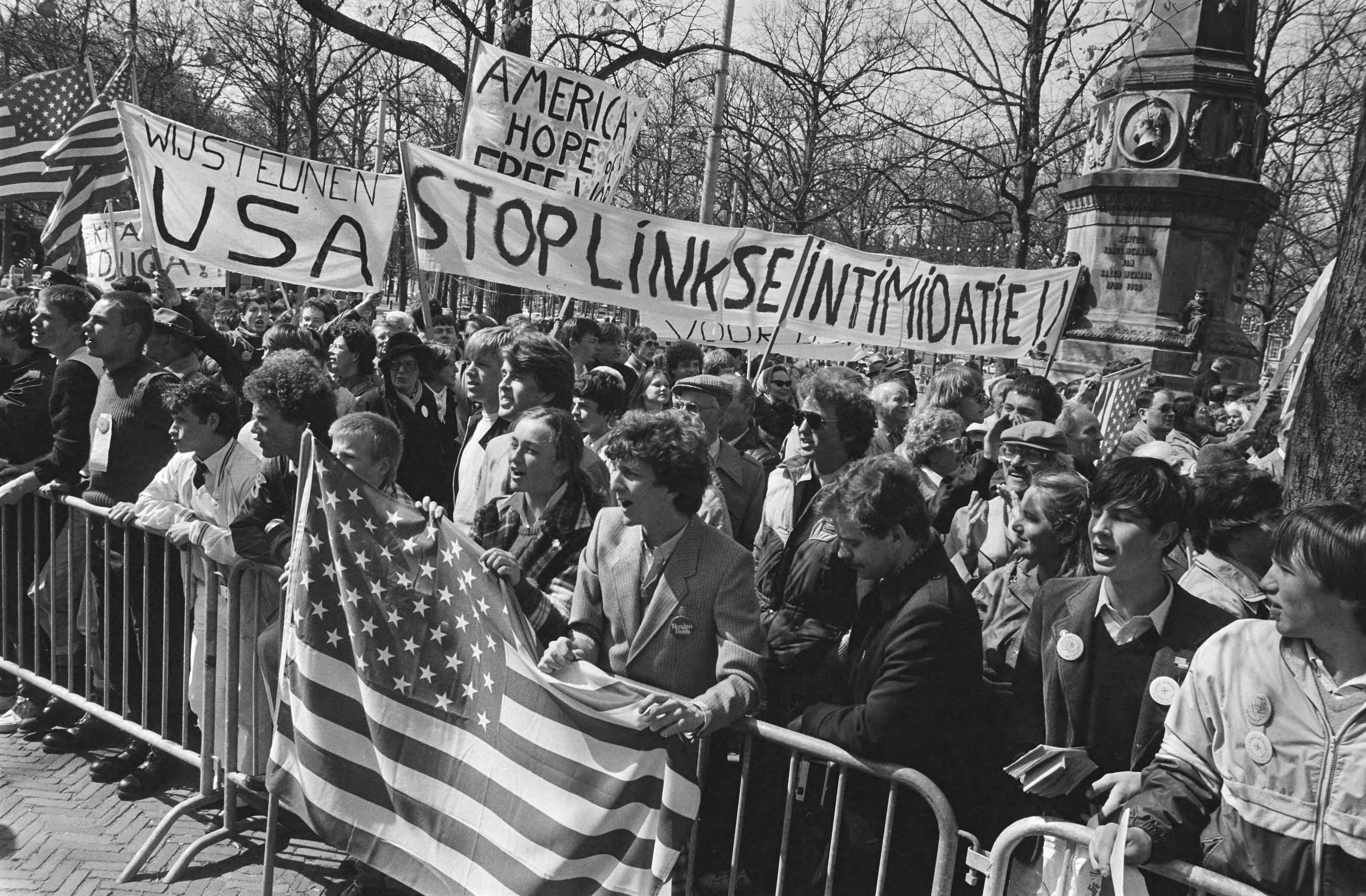 Fotocollectie Anefo — Pro-Amerikademonstratie in Den Haag door de OSL Stichtingen georganiseerd bij Amerikaanse ambassade werd petitie aangeboden — Foto: Bogaerts, Rob / Anefo. Licentie: Set B: Rechtenvrij / Publiek Domein. Bron: Nationaal Archief. http://hdl.handle.net/10648/ad15e37e-d0b4-102d-bcf8-003048976d84