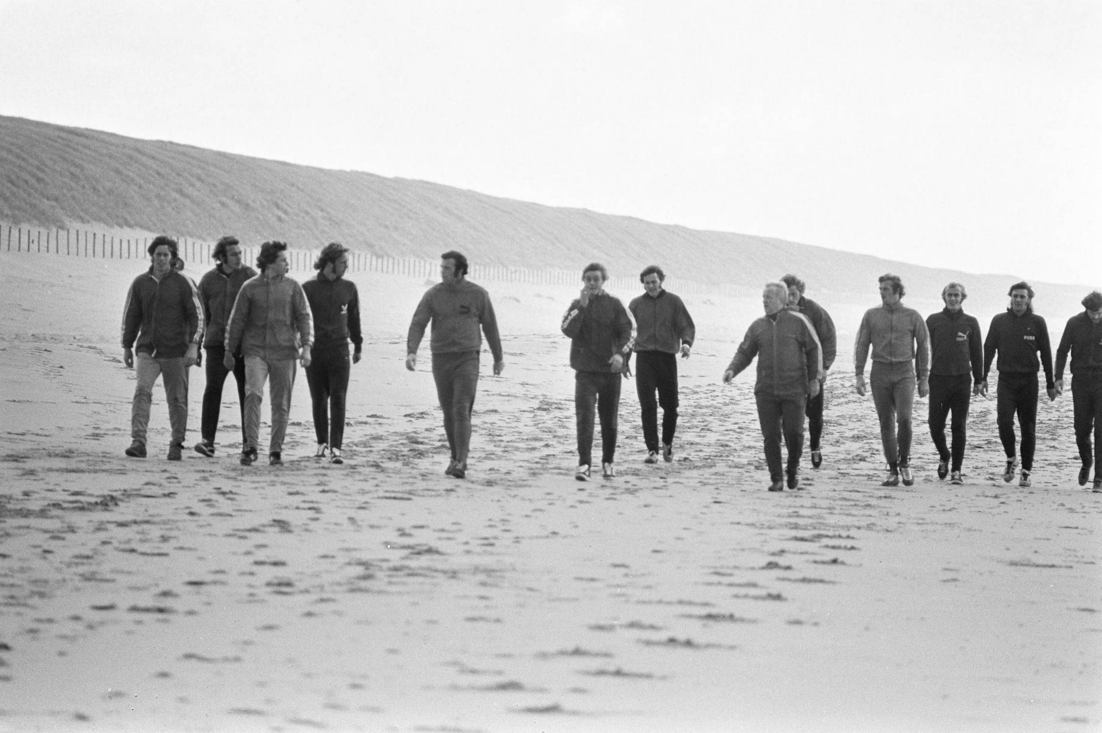 Fotocollectie Anefo — Ajax op strand bij Wassenaar — Foto: Peters, Hans / Anefo. Licentie: Set B: Rechtenvrij / Publiek Domein. Bron: Nationaal Archief. http://hdl.handle.net/10648/abf75acc-d0b4-102d-bcf8-003048976d84