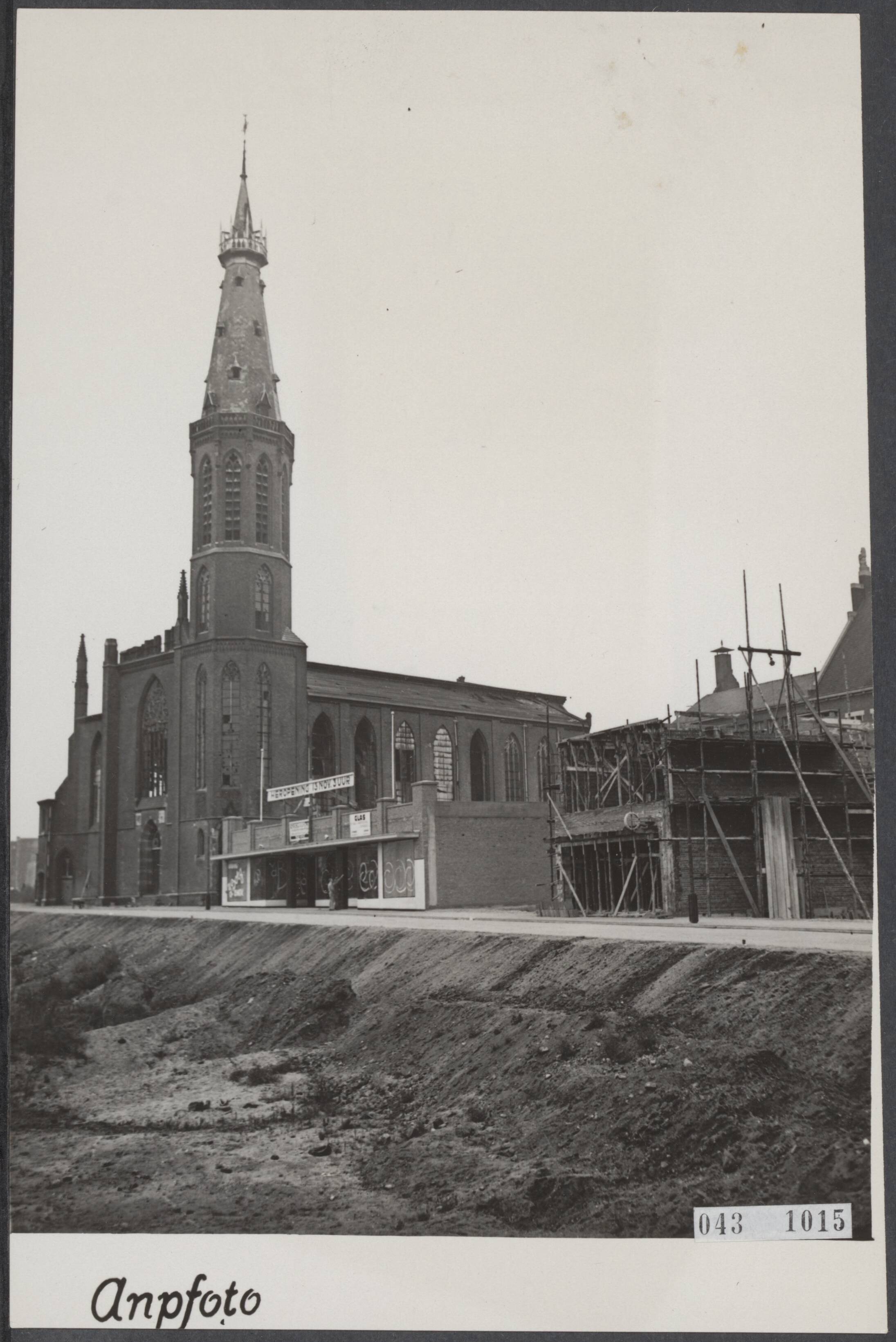 Fotocollectie Elsevier Binnenland — Een van de in de oorlog totaal vernielde Nijmeegse straten, de Broerstraat, is thans zover hersteld, dat de weg op 16 oktober 1948 weer voor het verkeer kan worden gebruikt . De eerste panden zijn verrezen, waaronder een winkelgalerij, die over enkele weken haar deuren opent — Foto: Wit, Hans de / ANP / Rechtenvrij. Licentie: Set B: Rechtenvrij / Publiek Domein. Bron: Nationaal Archief. http://hdl.handle.net/10648/adf9d6ce-d0b4-102d-bcf8-003048976d84